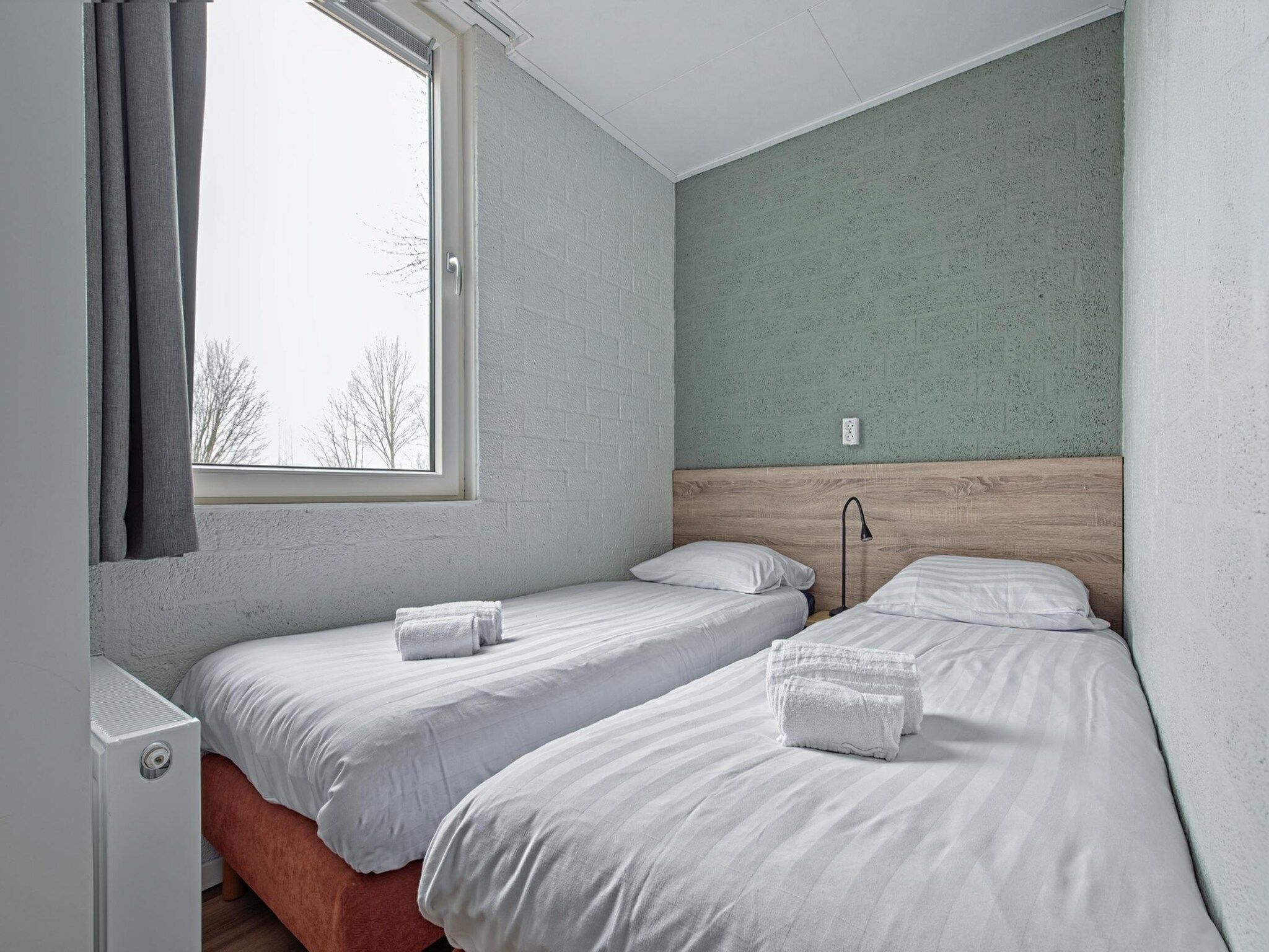 Een slaapkamer van Bungalowpark Schin op Geul 14 in Walem