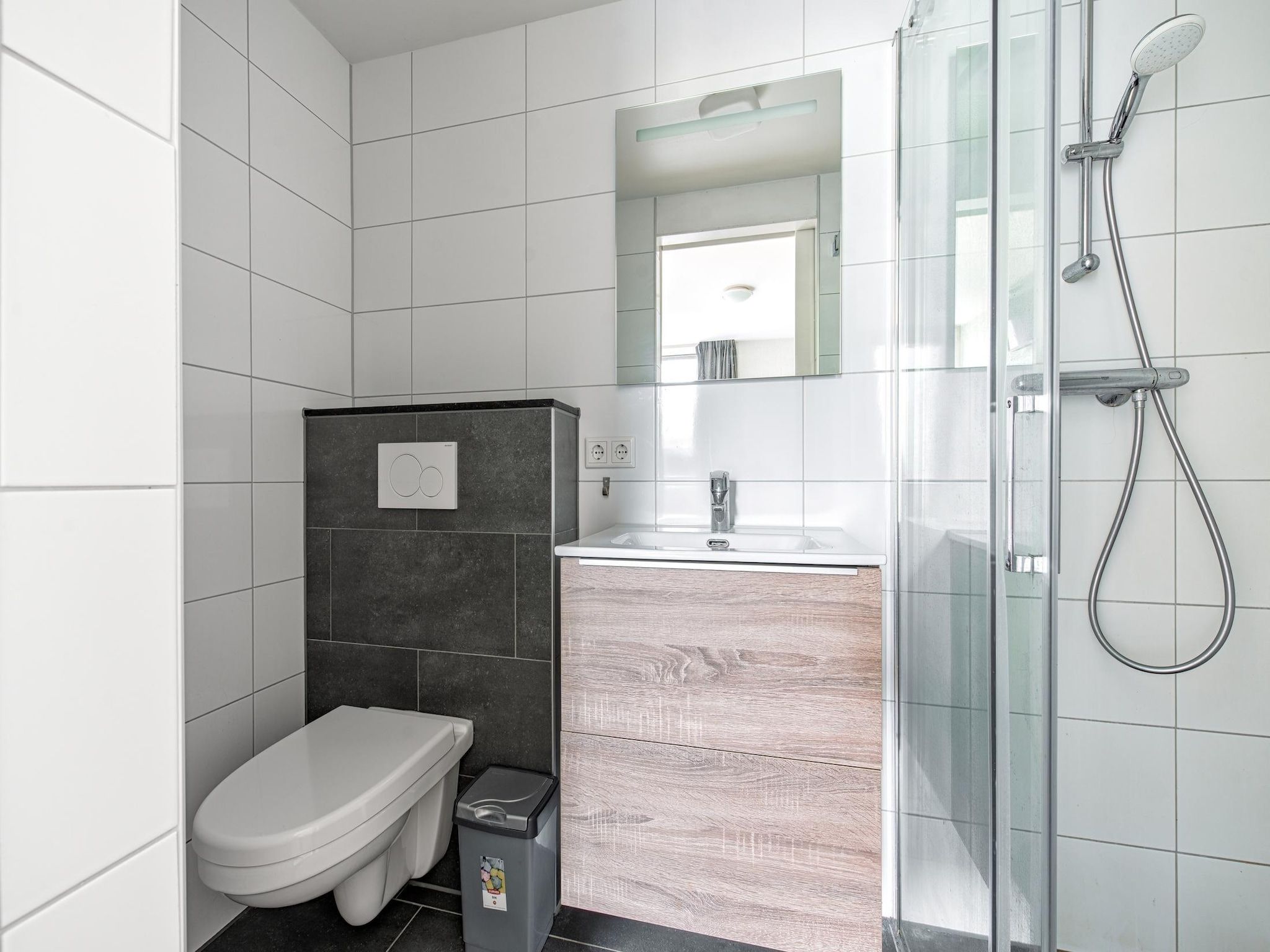 De badkamer van Bungalowpark Schin op Geul 14 in Walem