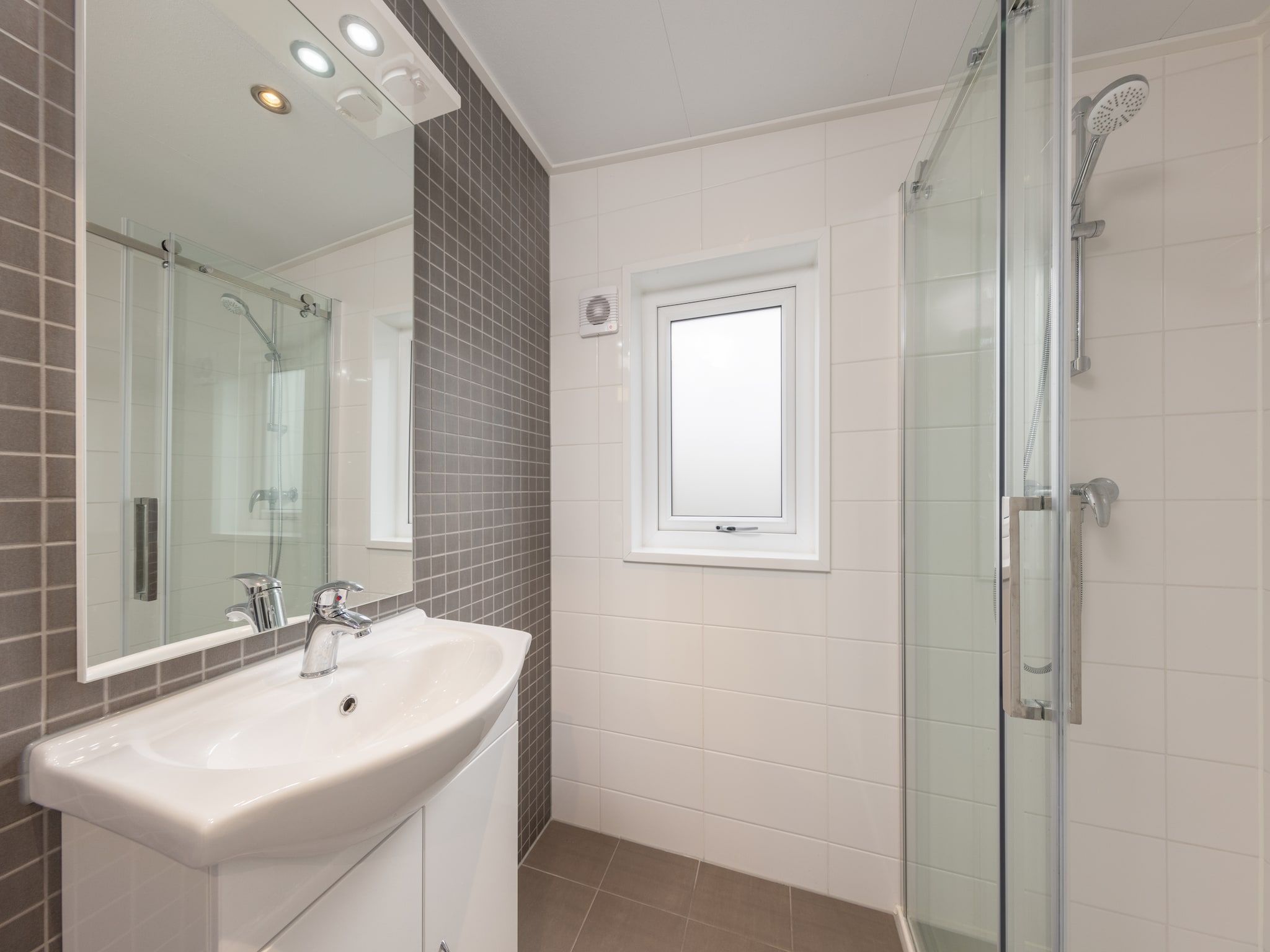 De badkamer van Recreatiepark Tolplas 17 in Hoge Hexel