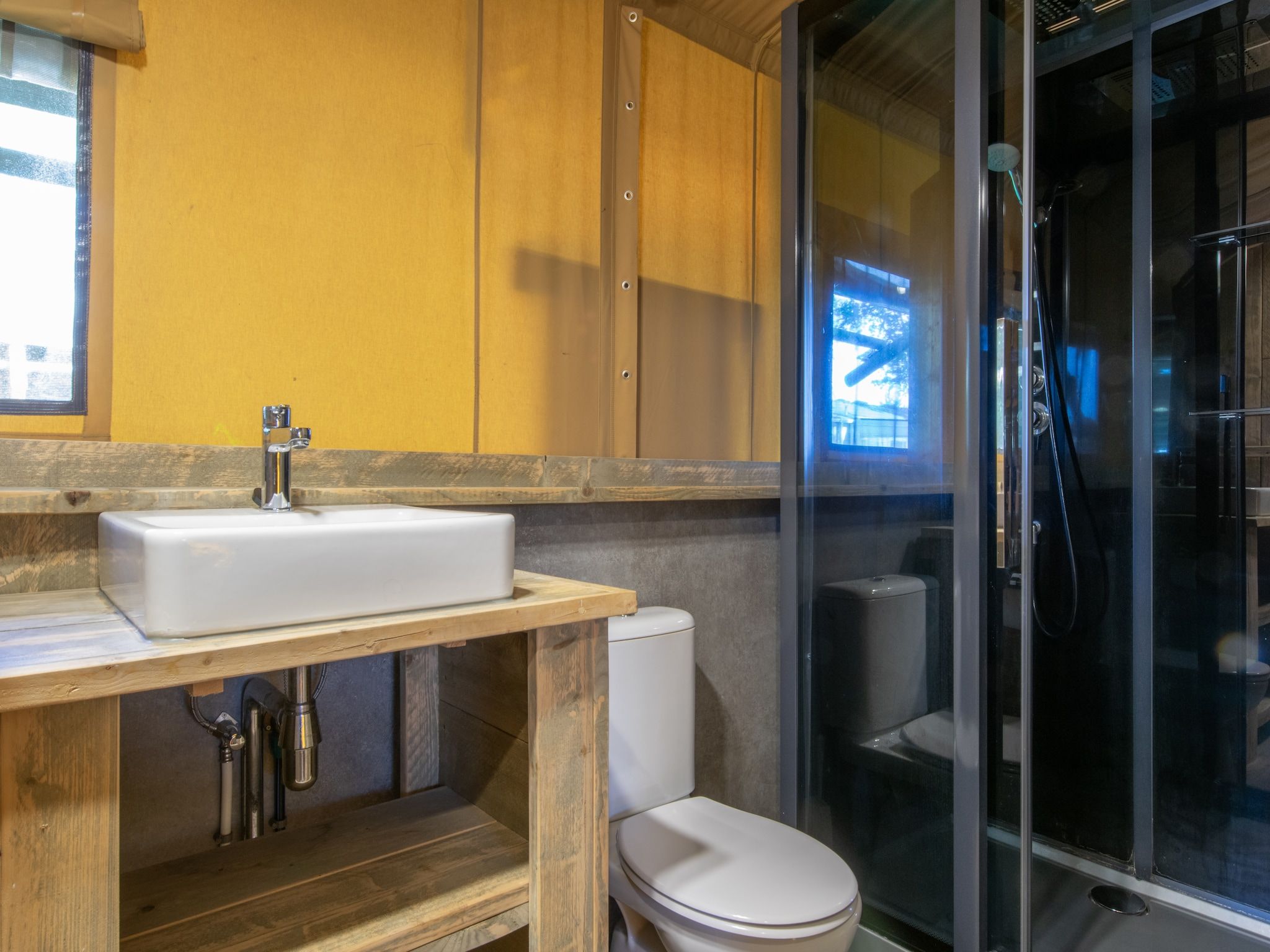 De badkamer van Vakantiepark Klein Vink 20 in Arcen