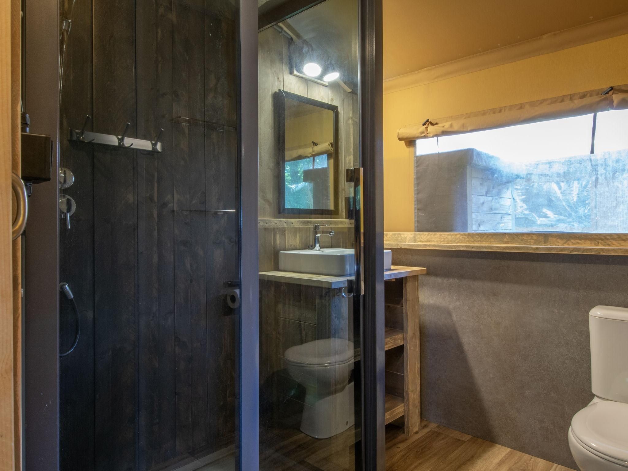 De badkamer van Vakantiepark Klein Vink 21 in Arcen