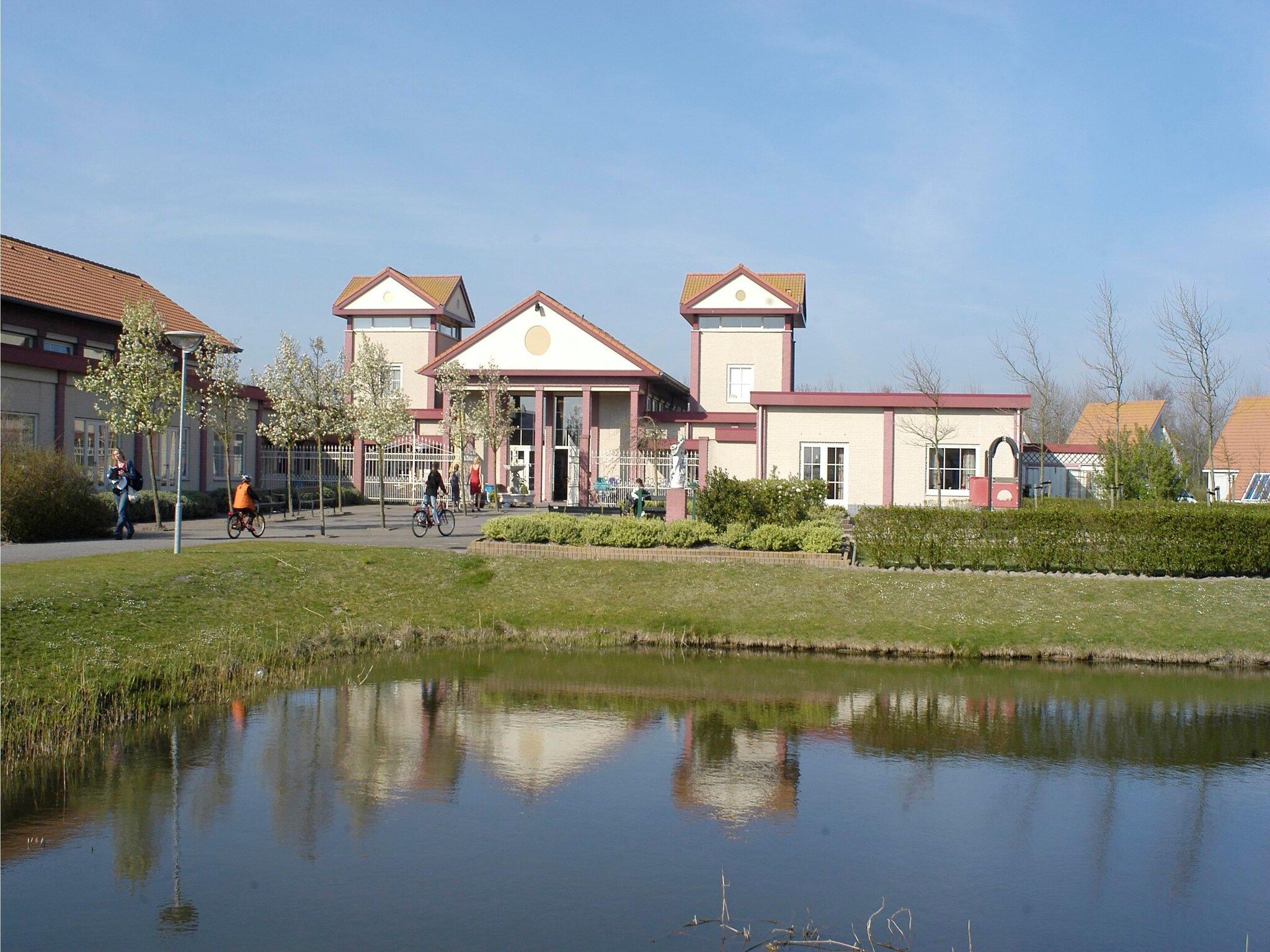 De buitenkant van Vakantiepark Zeeland Village 2 in Scharendijke