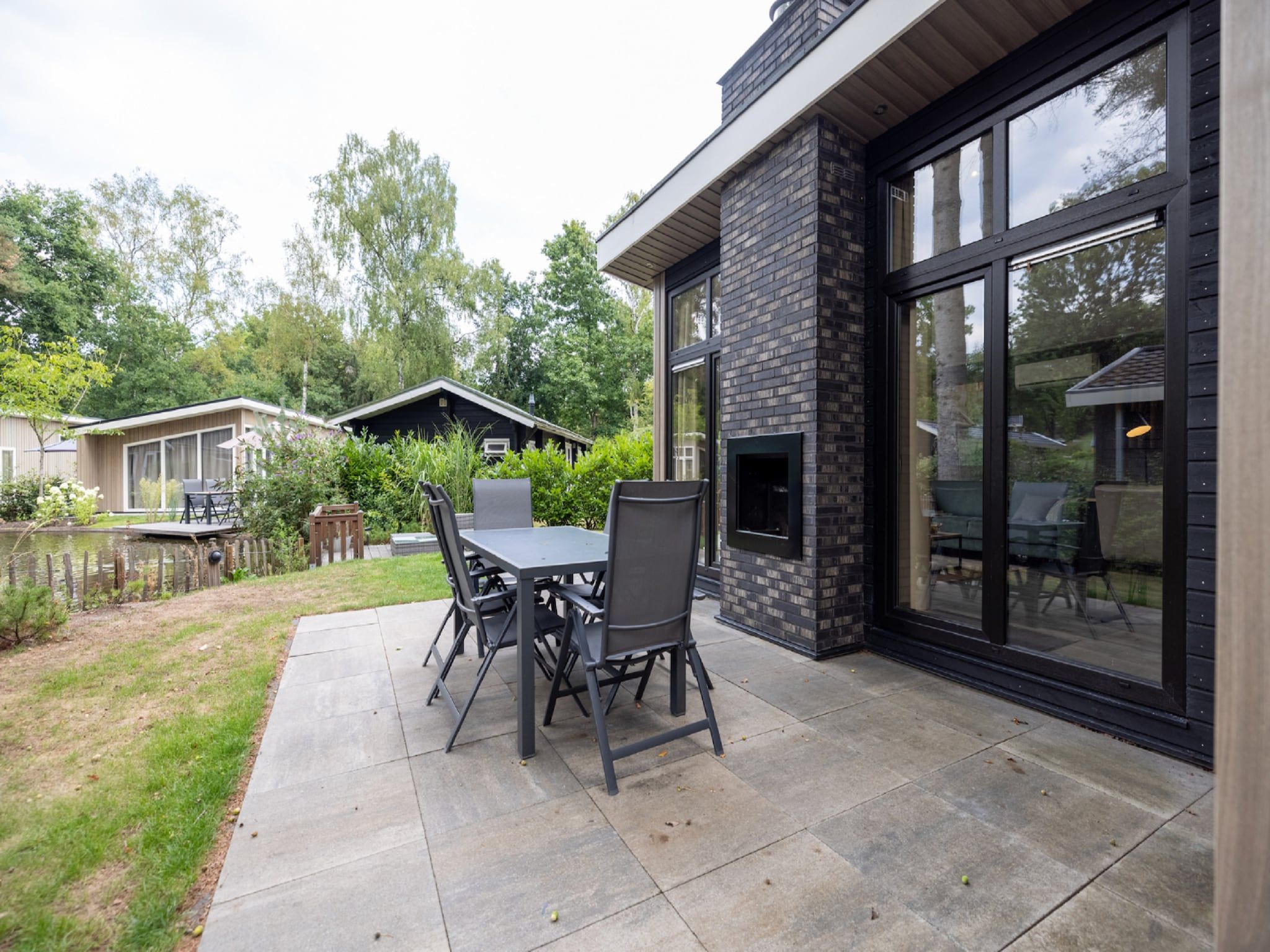 Het terras van Vakantiepark De Rimboe & De Woeste Hoogte 20 in Hoenderloo