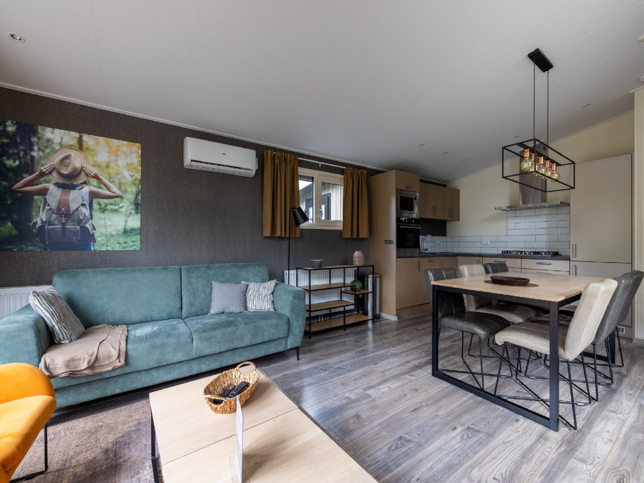 De woonkamer van Vakantiepark De Rimboe & De Woeste Hoogte 20 in Hoenderloo