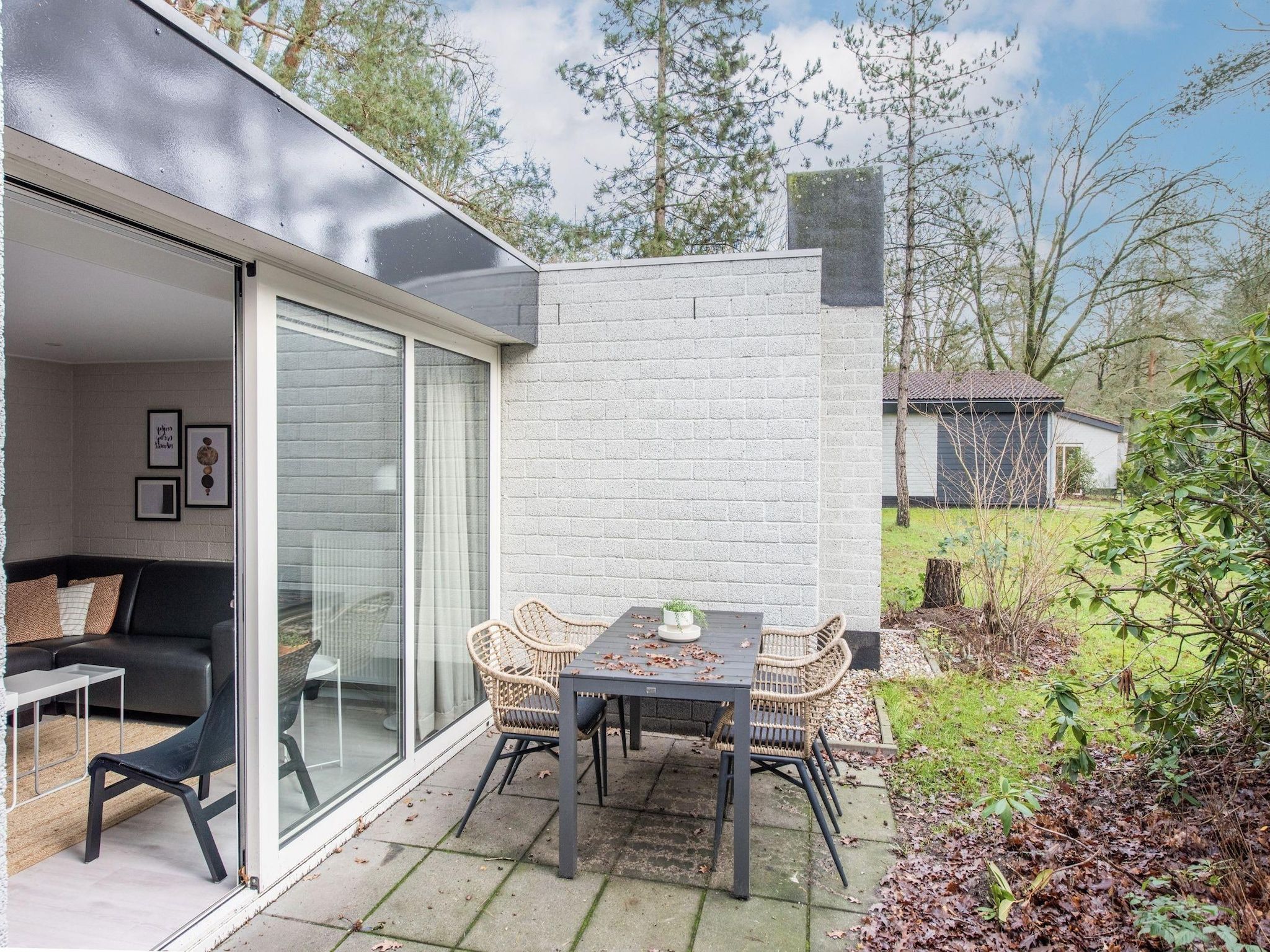 Het terras van Vakantiepark de Berkenhorst 10 in Kootwijk