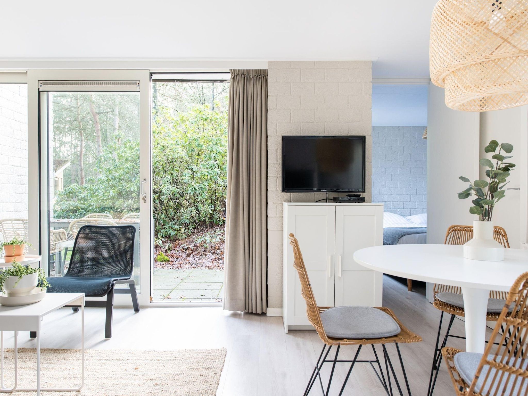 Het terras van Vakantiepark de Berkenhorst 10 in Kootwijk