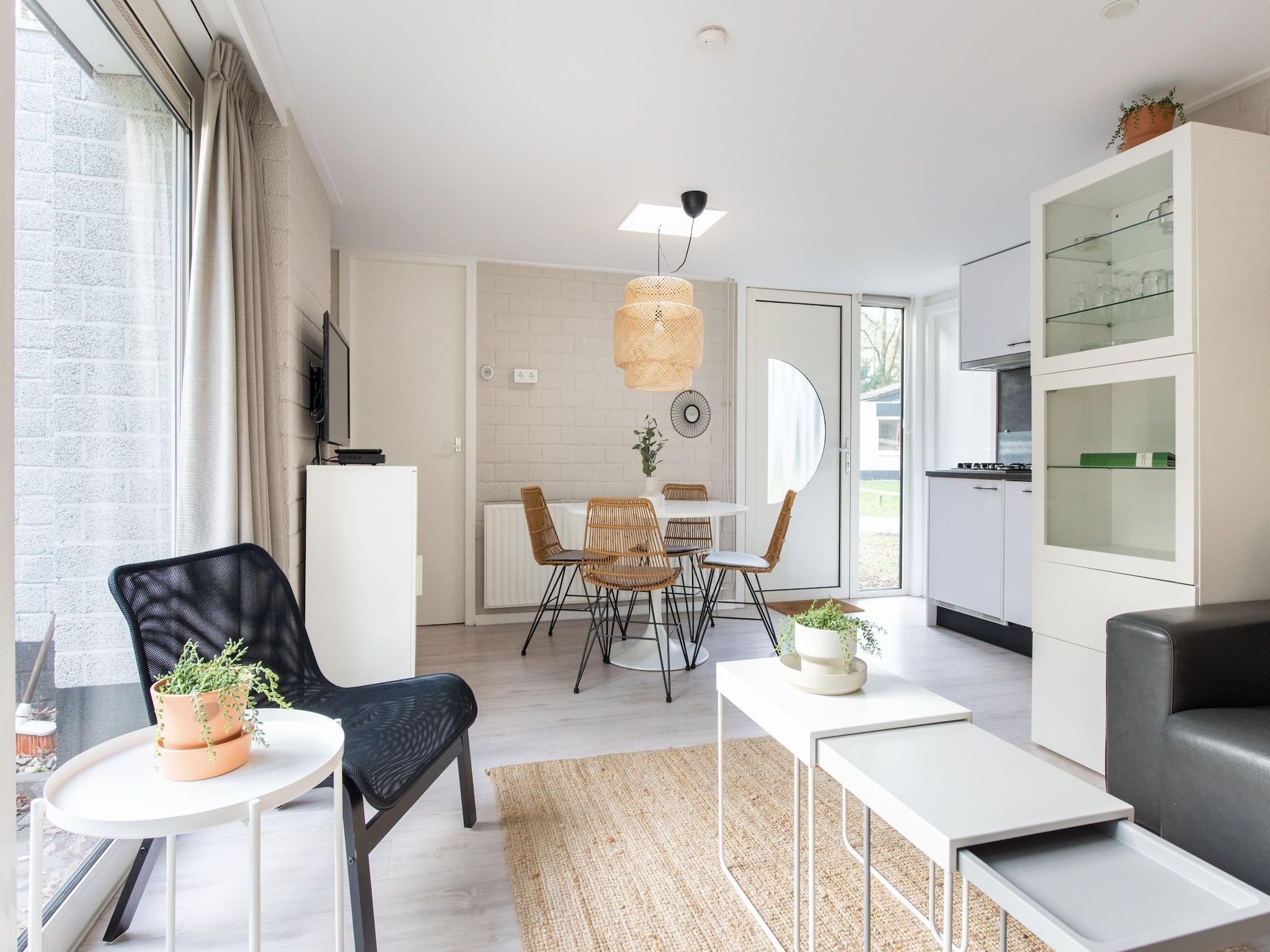 De woonkamer van Vakantiepark de Berkenhorst 10 in Kootwijk