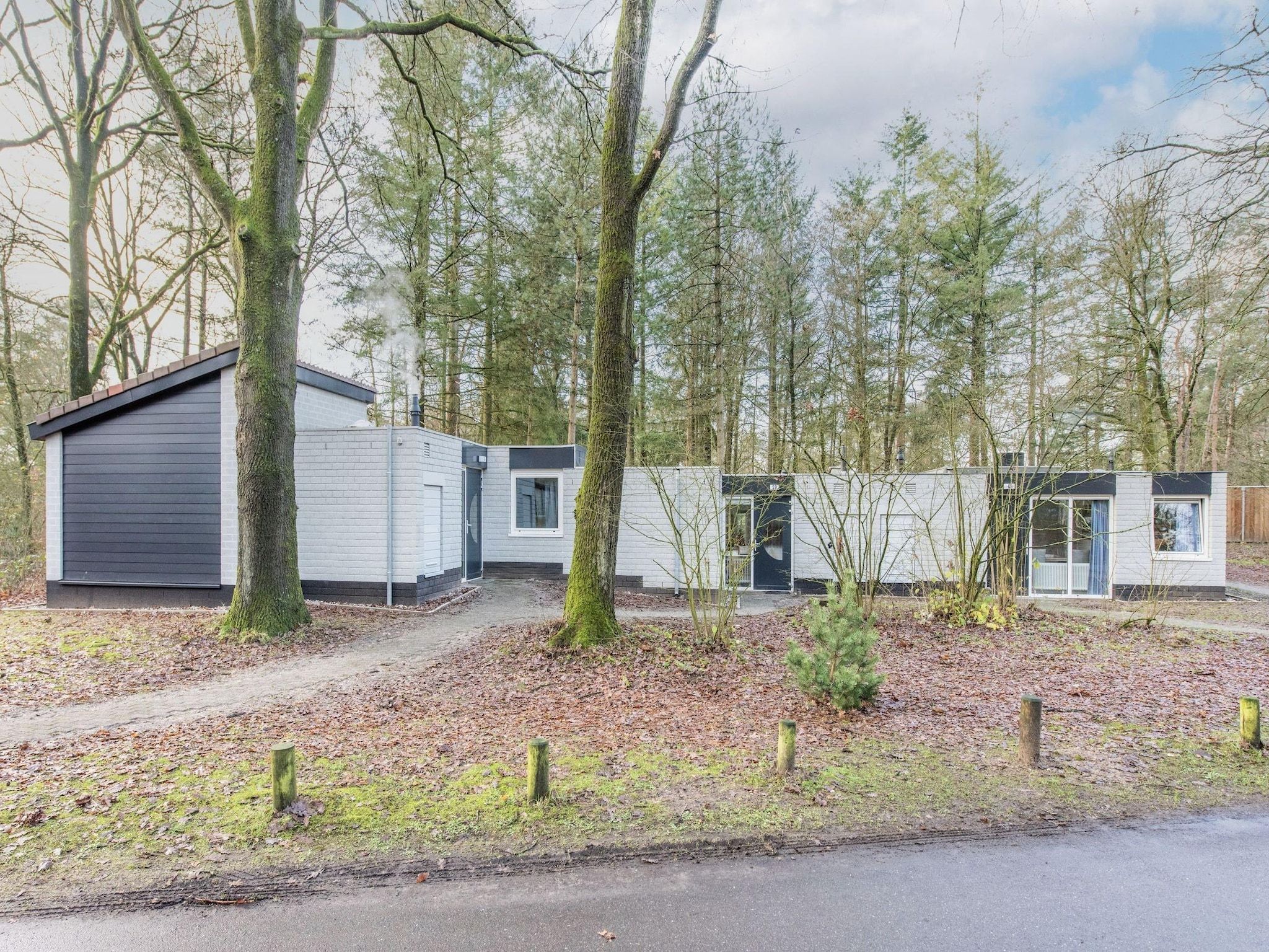 De buitenkant van Vakantiepark de Berkenhorst 11 in Kootwijk