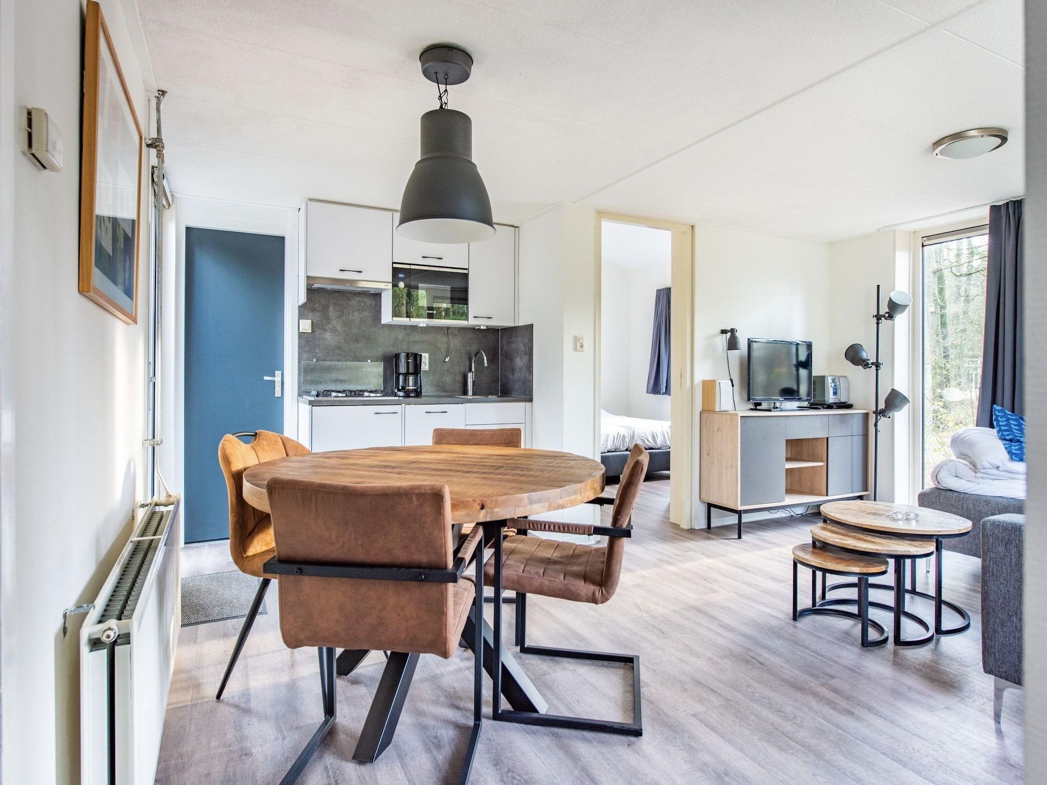 De eetkamer van Vakantiepark de Berkenhorst 11 in Kootwijk