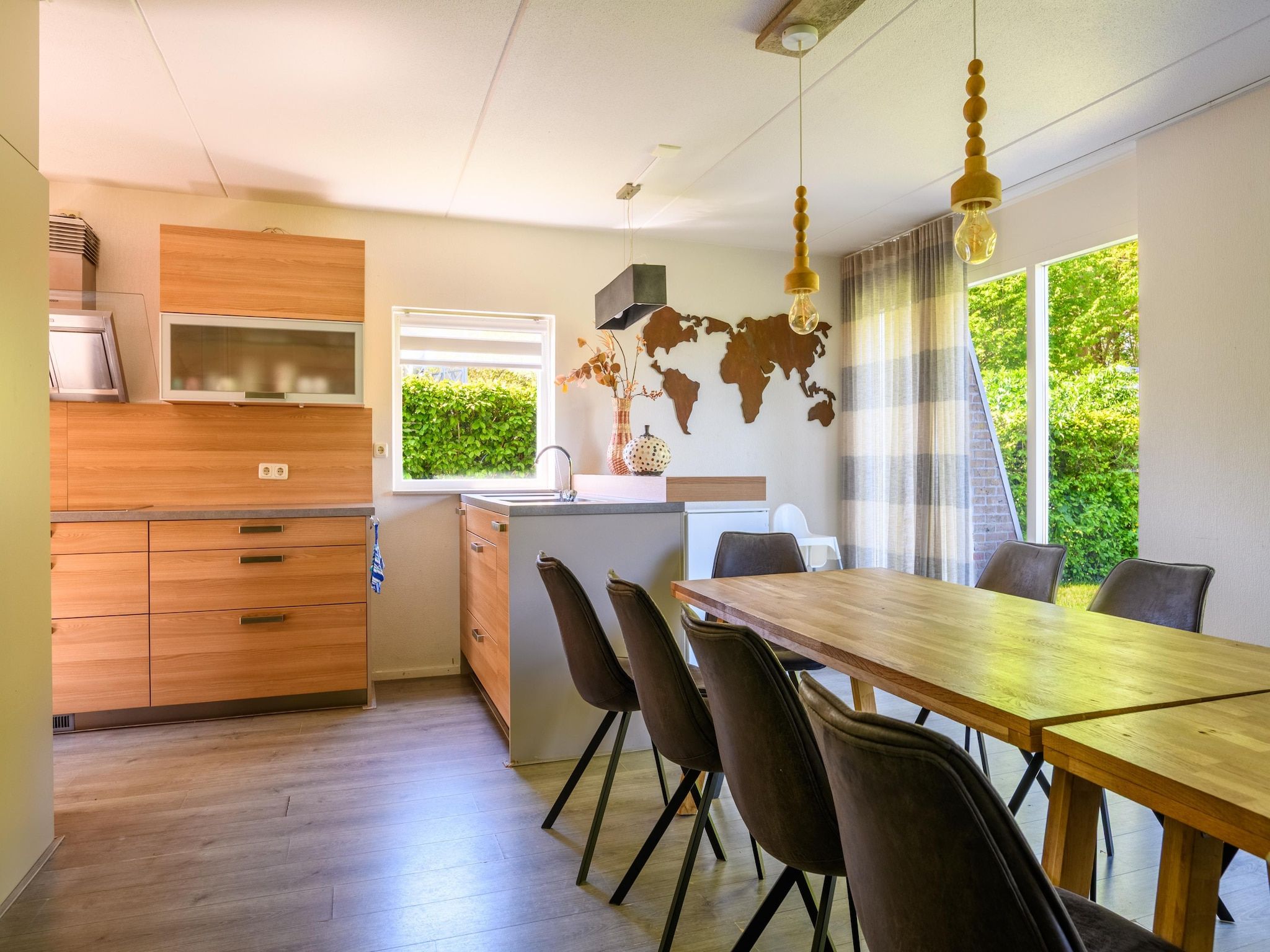 De eetkamer van Vakantiepark Emslandermeer 13 in Vlagtwedde