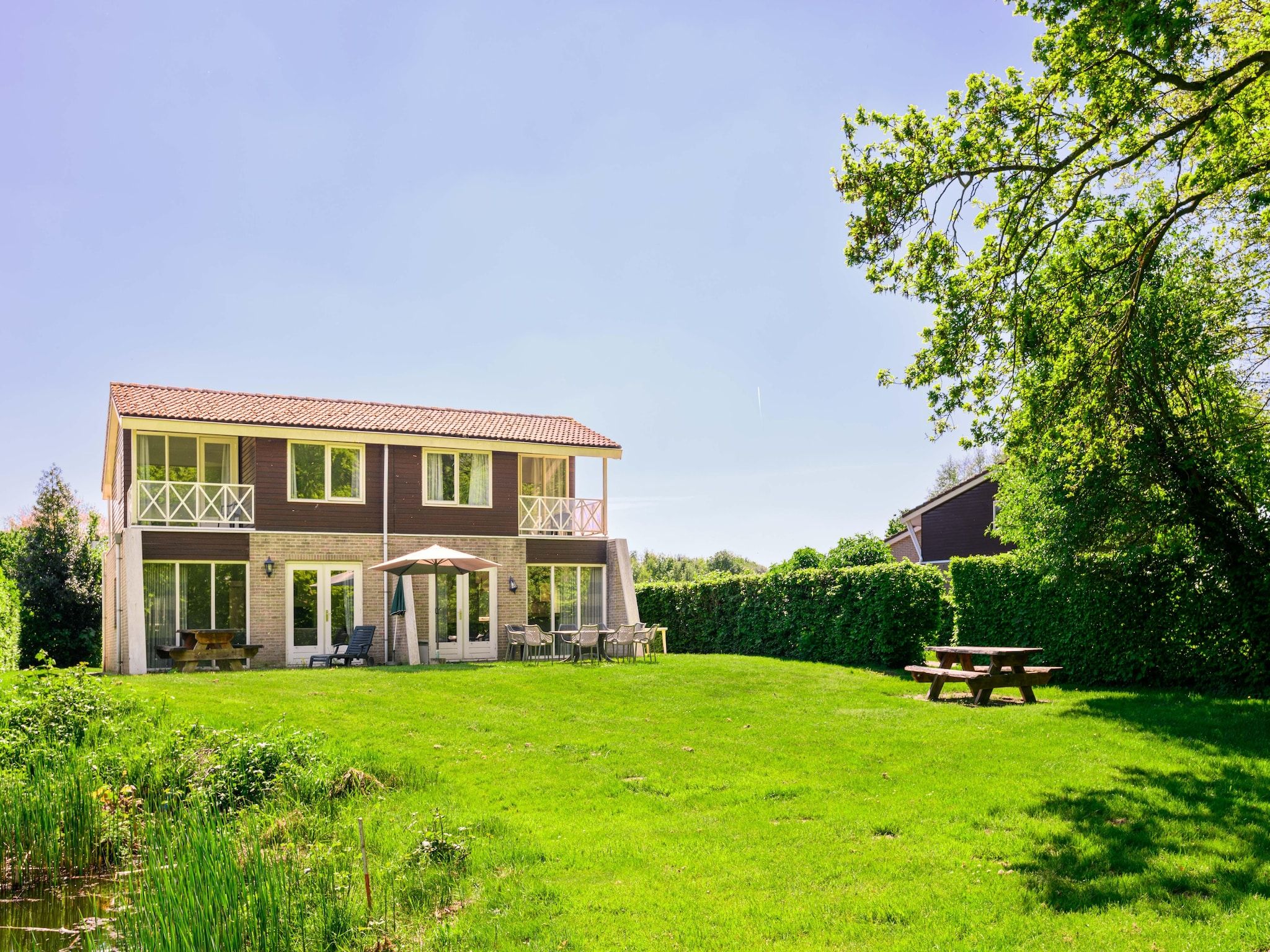 De buitenkant van Vakantiepark Emslandermeer 13 in Vlagtwedde