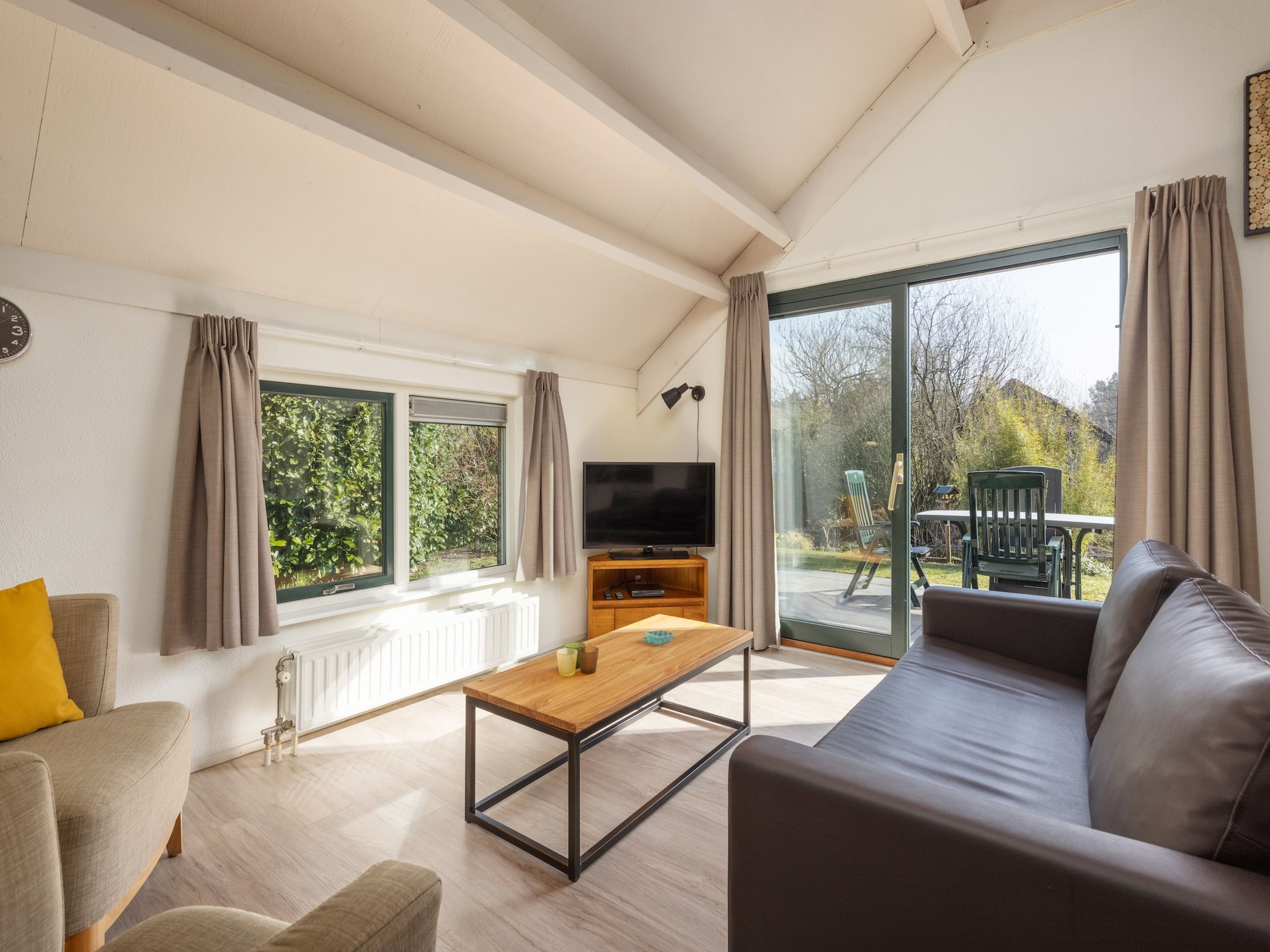 De woonkamer van De Veluwse Hoevegaerde 1 in Putten