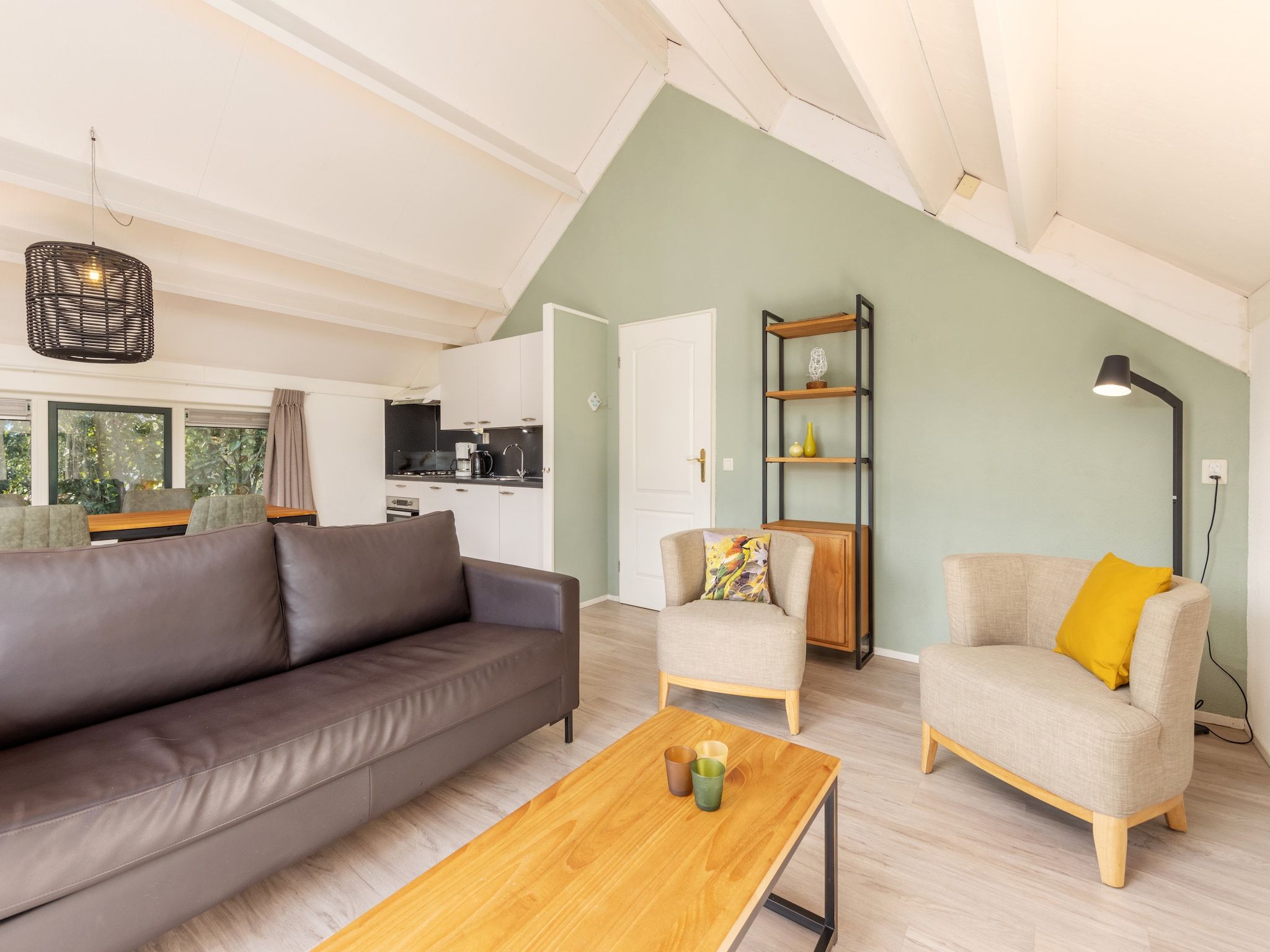 De woonkamer van De Veluwse Hoevegaerde 1 in Putten