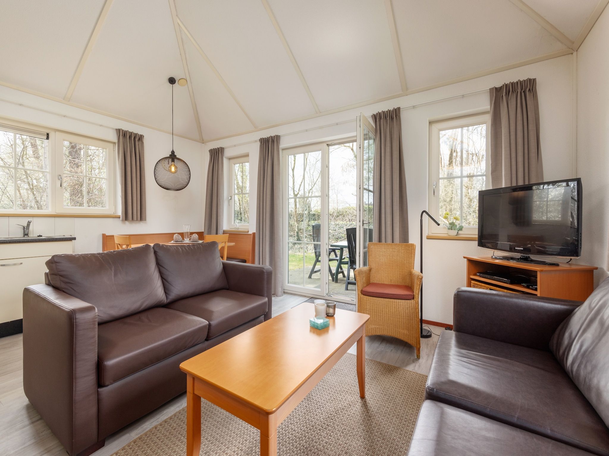 De woonkamer van De Veluwse Hoevegaerde 2 in Putten