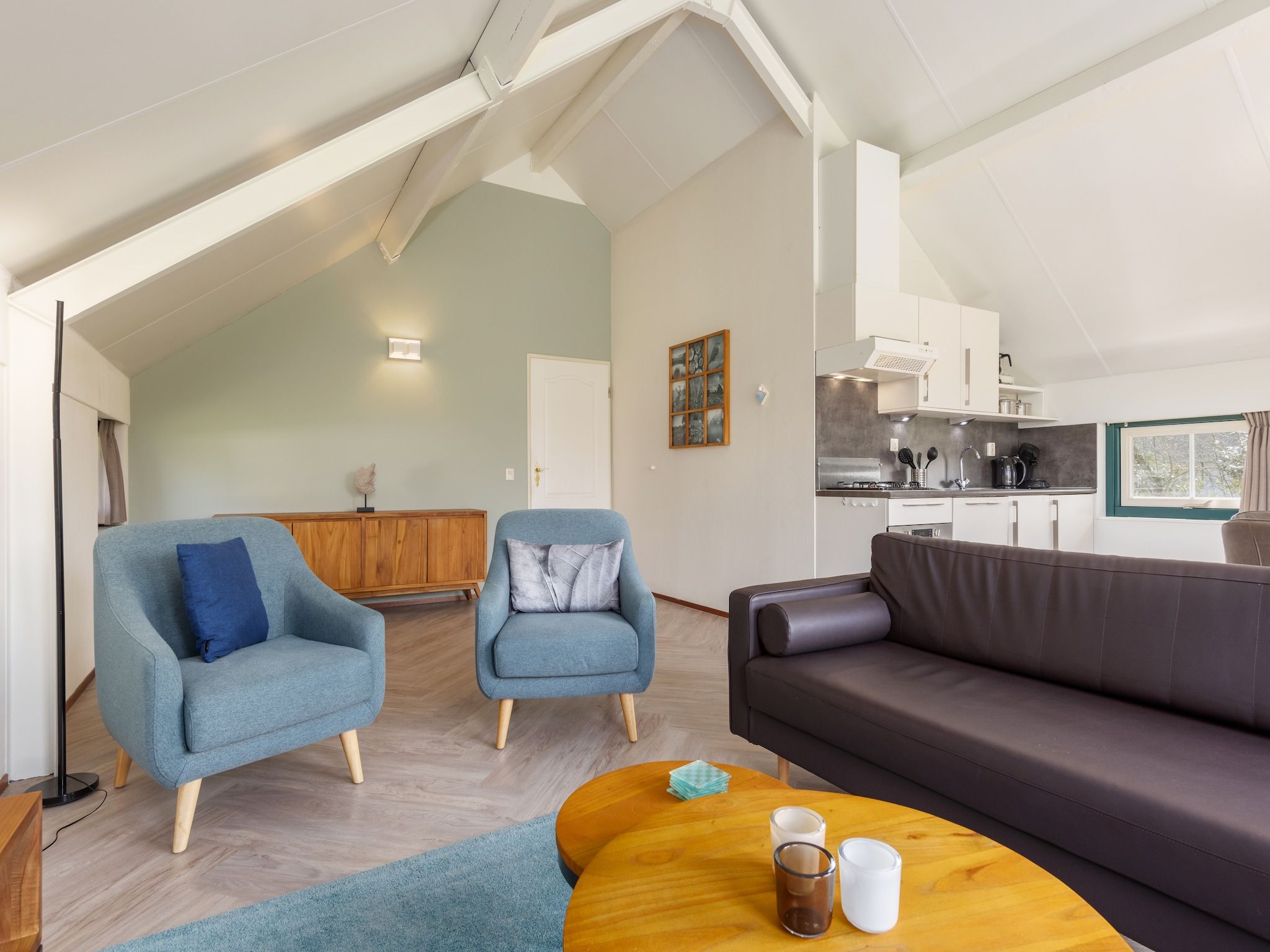 De woonkamer van De Veluwse Hoevegaerde 3 in Putten