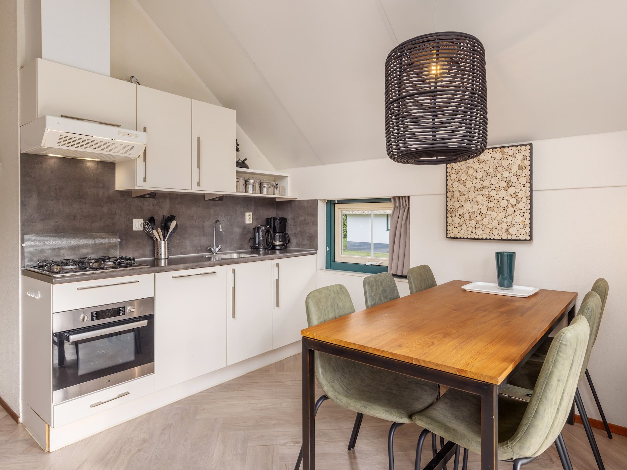 De eetkamer van De Veluwse Hoevegaerde 4 in Putten