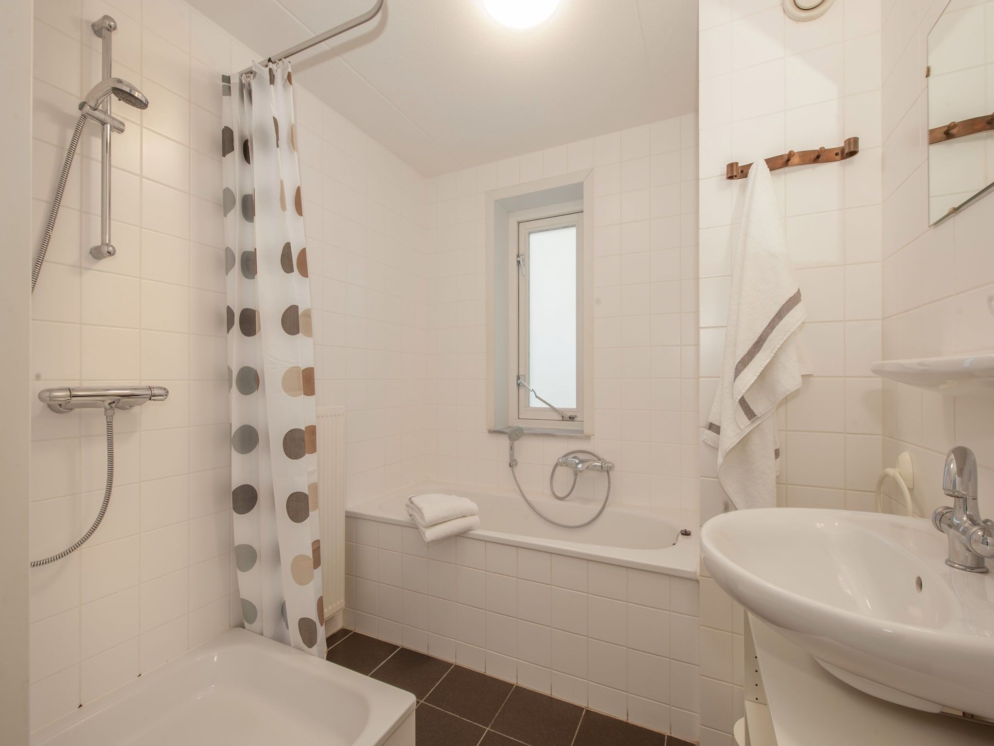 De badkamer van Cape Helius 21 in Hellevoetsluis