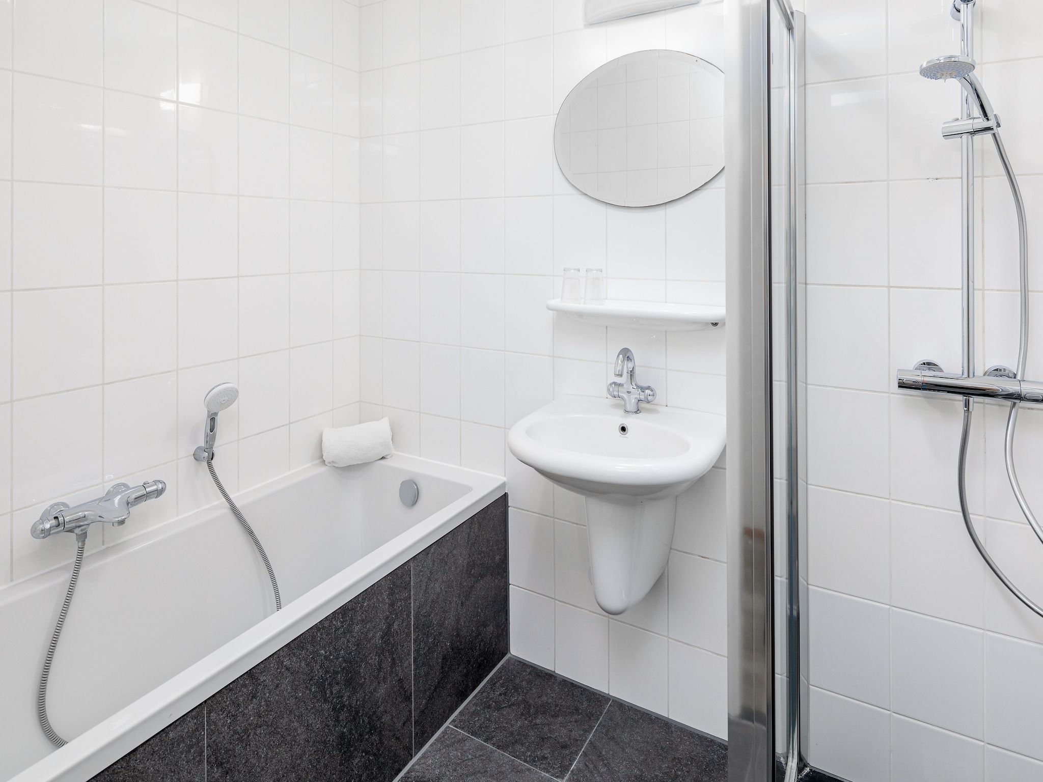 De badkamer van Cape Helius 23 in Hellevoetsluis