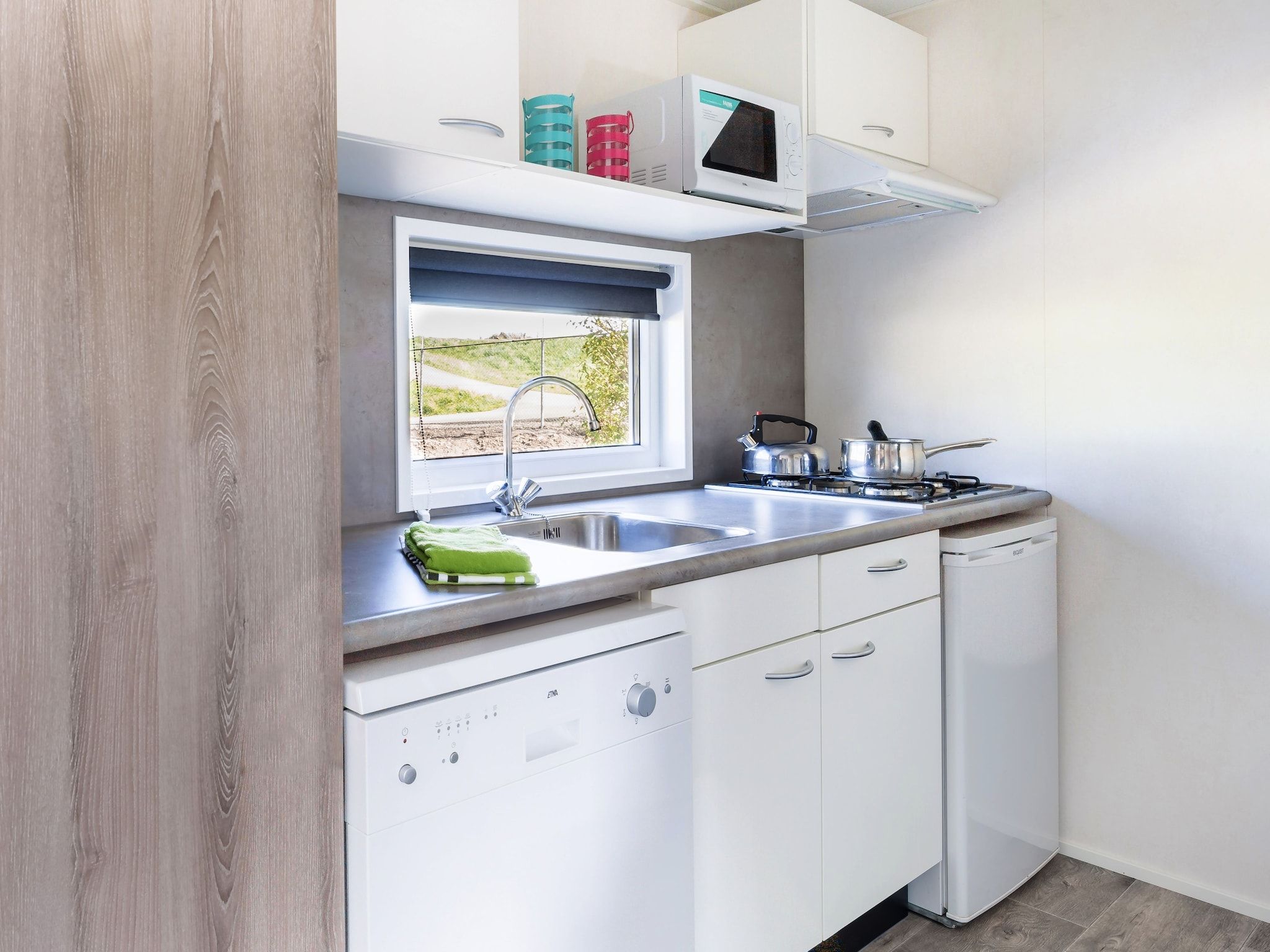 De keuken van Vakantiepark Beach Resort 22 in Kamperland