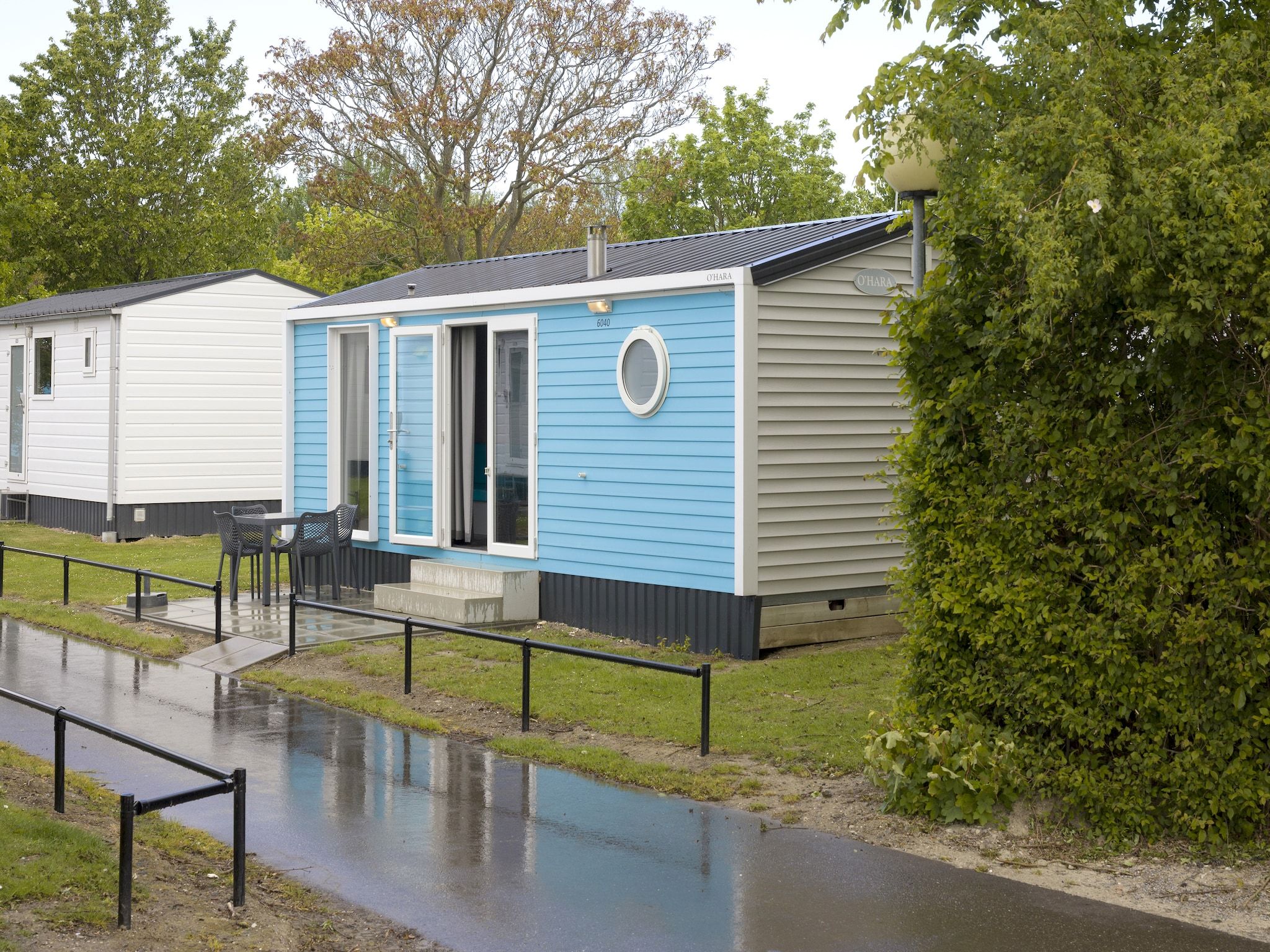 De buitenkant van Vakantiepark Beach Resort 22 in Kamperland