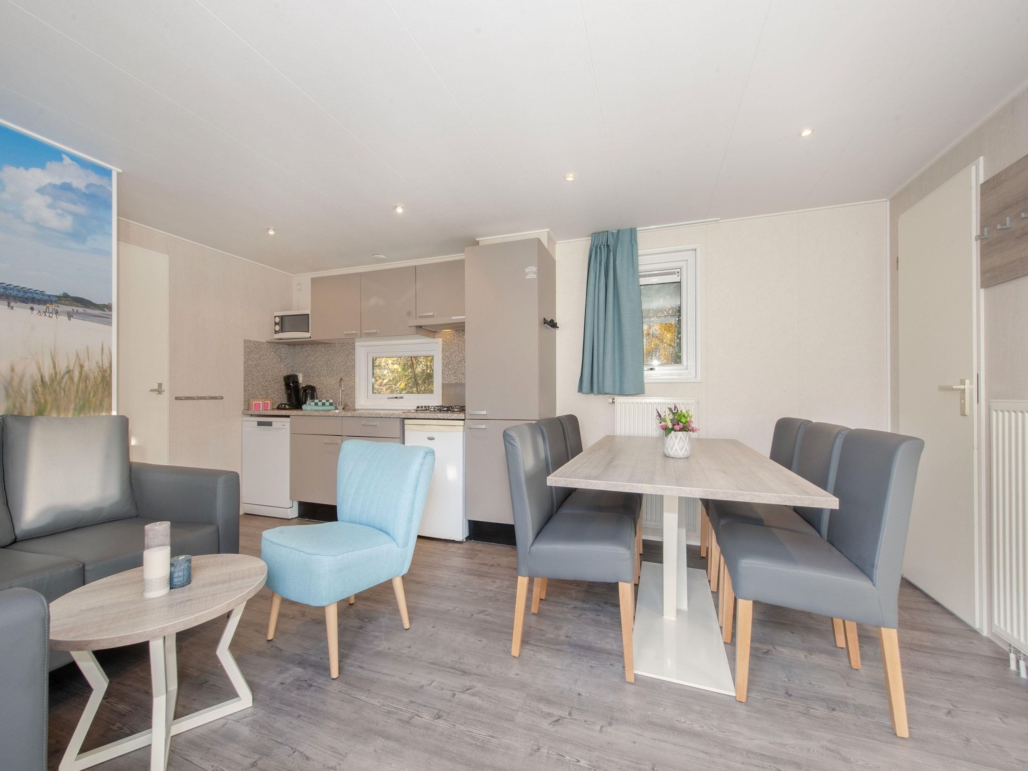 De eetkamer van Vakantiepark Beach Resort 23 in Kamperland