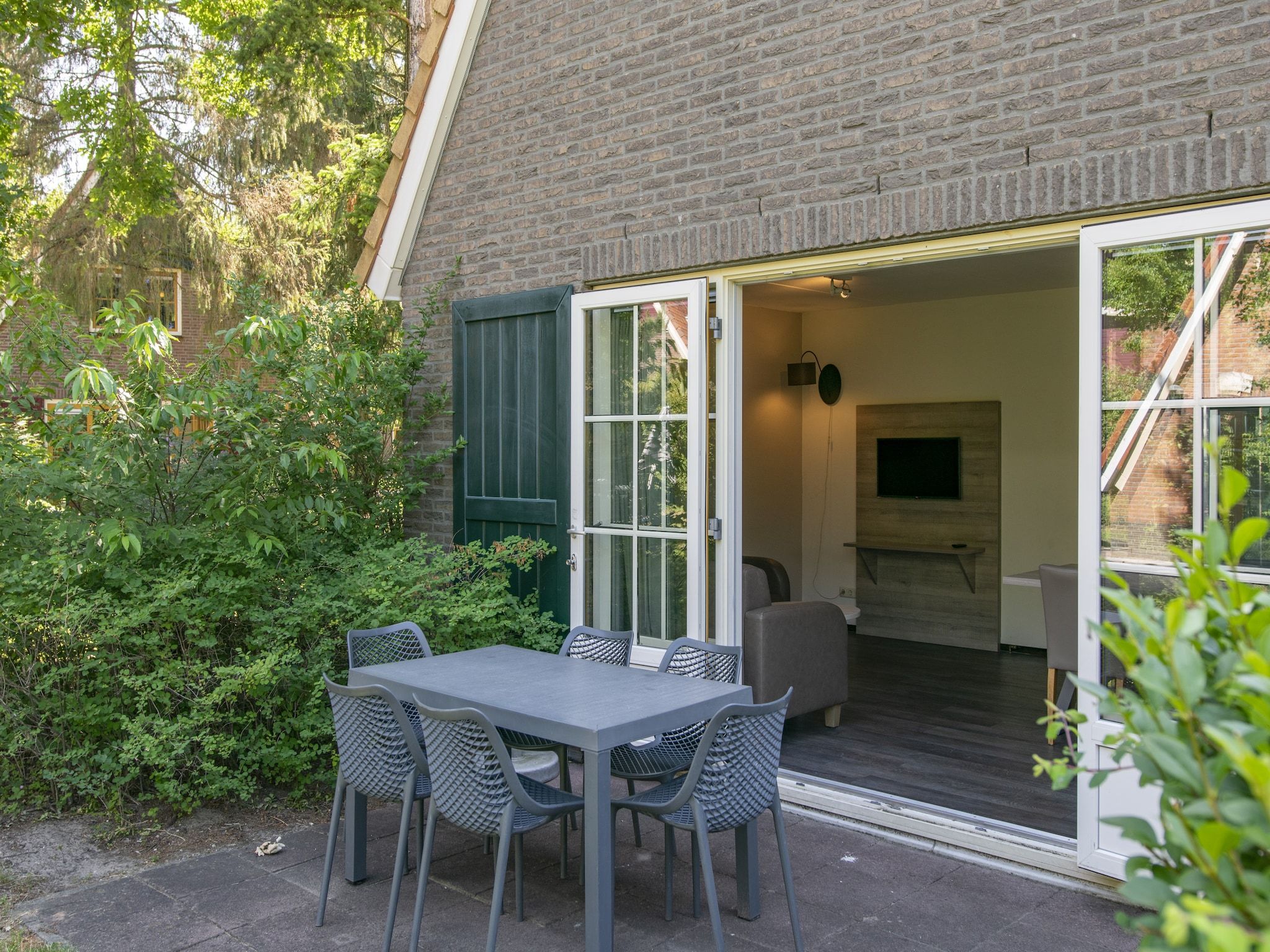 Het terras van Vakantiepark de Katjeskelder 16 in Oosterhout
