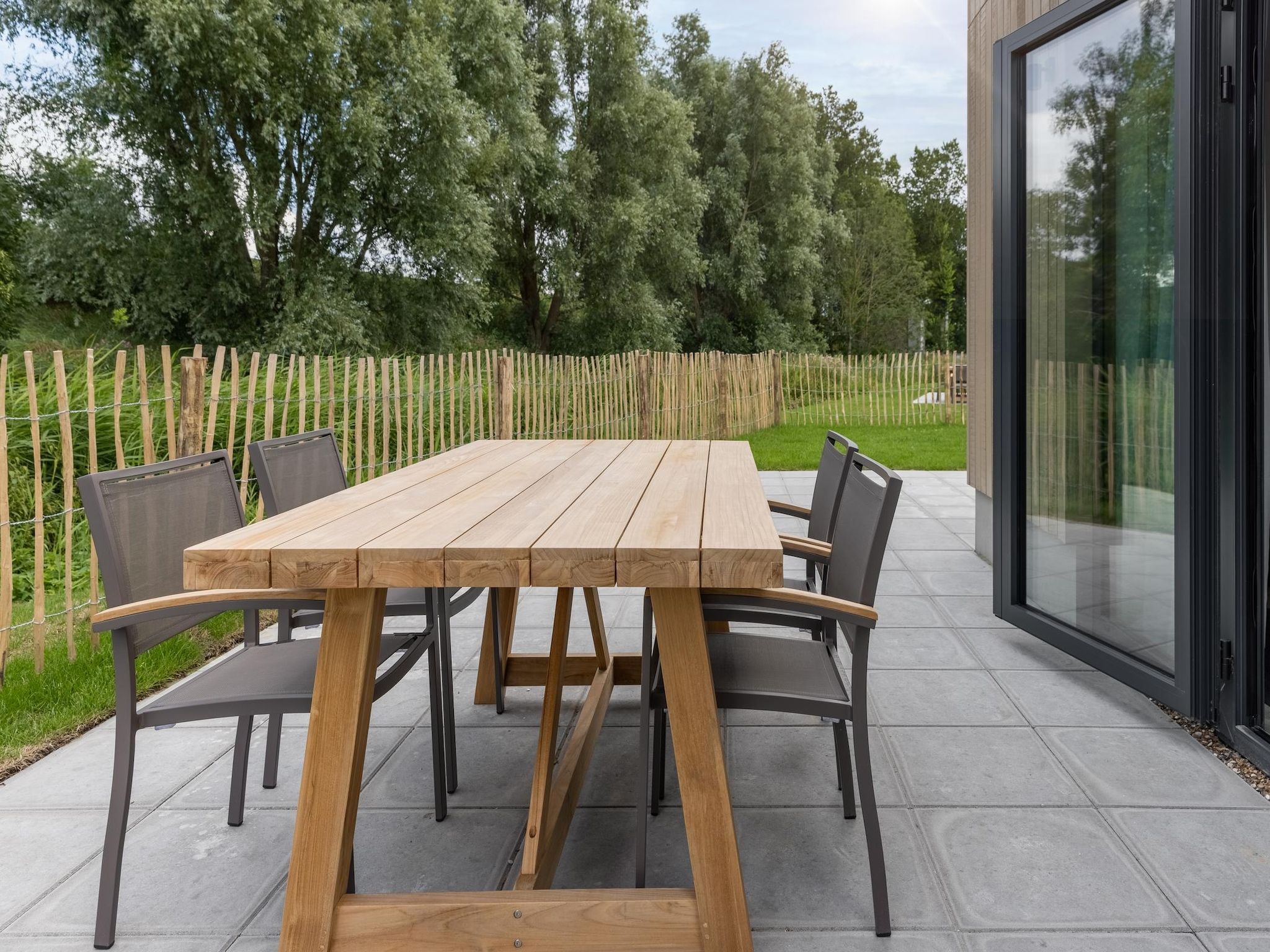 Het terras van Park Veerse Kreek 4 in Wolphaartsdijk