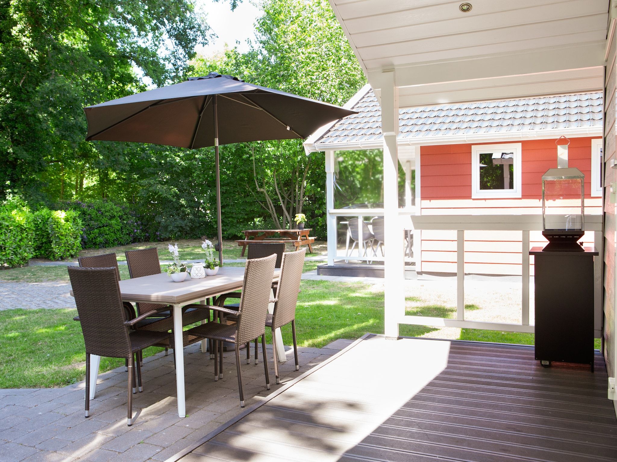 Het terras van Vakantiepark Latour 2 in Oirschot