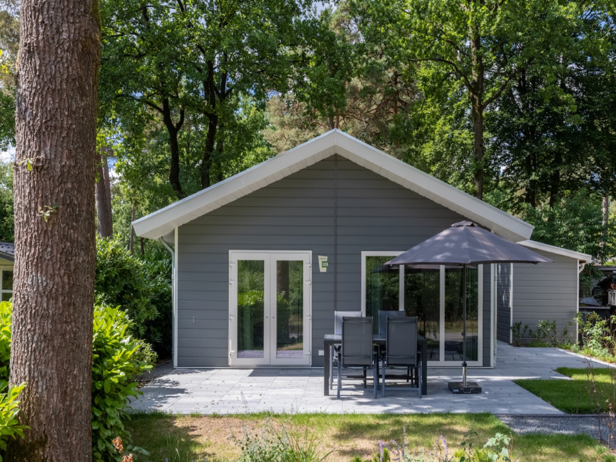 De buitenkant van Vakantiepark De Rimboe & De Woeste Hoogte 21 in Hoenderloo