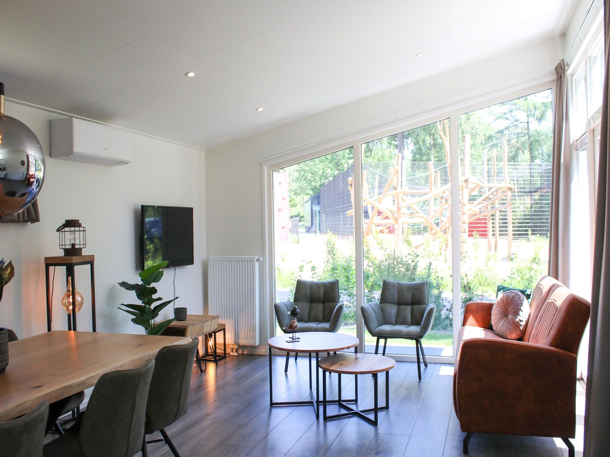 De woonkamer van Vakantiepark De Rimboe & De Woeste Hoogte 22 in Hoenderloo