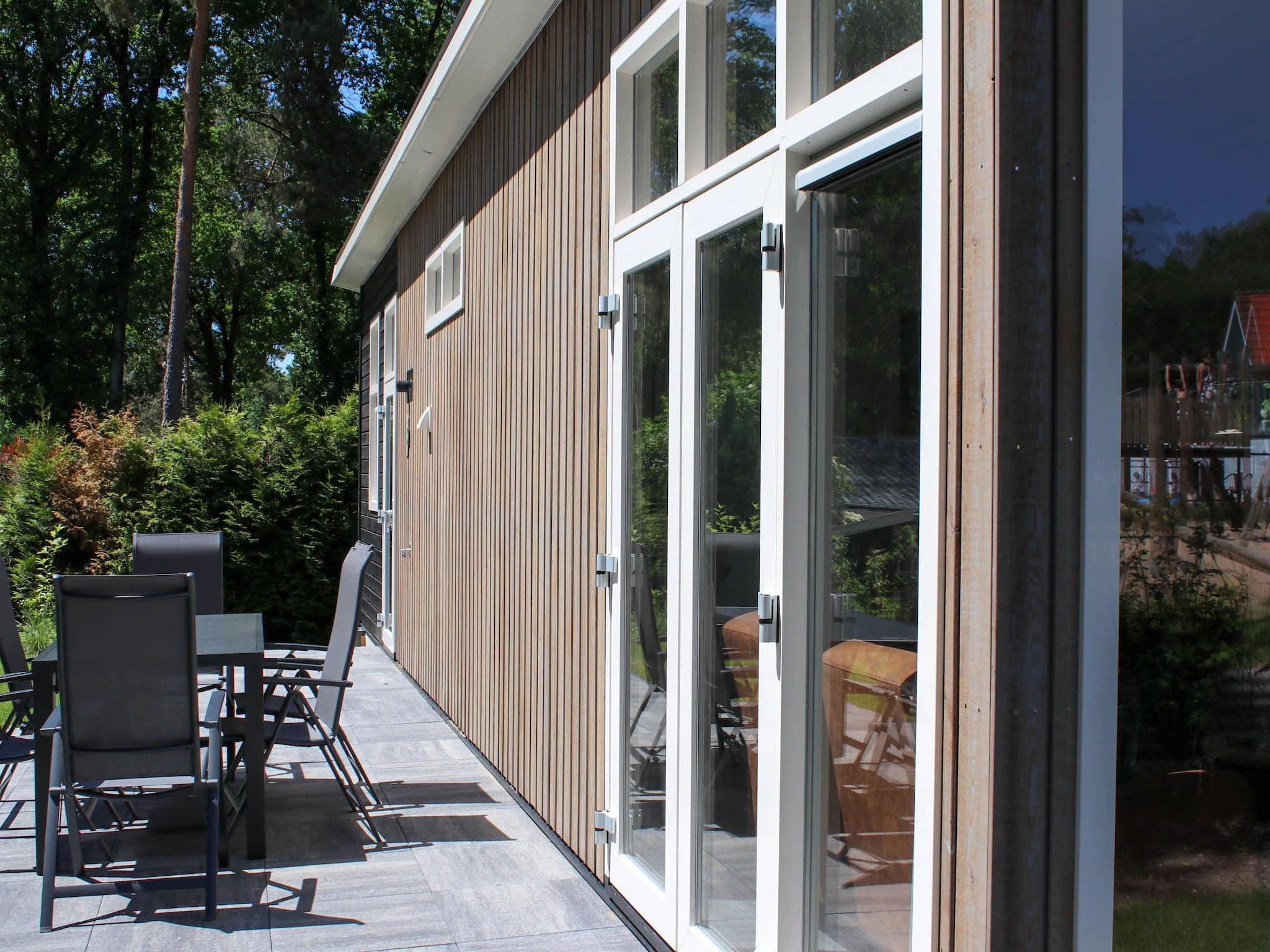 Het terras van Vakantiepark De Rimboe & De Woeste Hoogte 22 in Hoenderloo