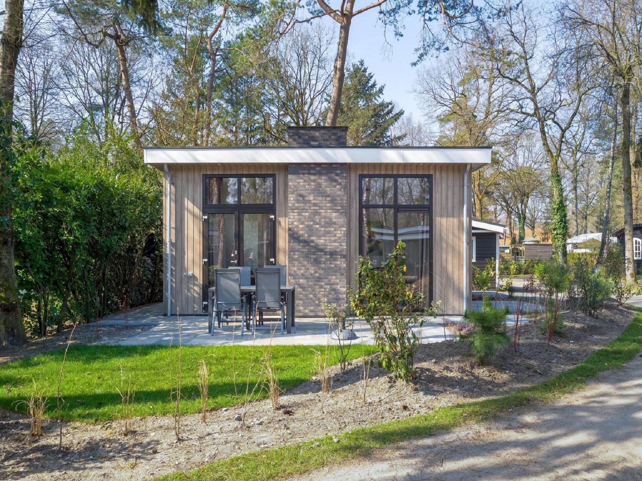 De tuin van Vakantiepark De Rimboe & De Woeste Hoogte 24 in Hoenderloo