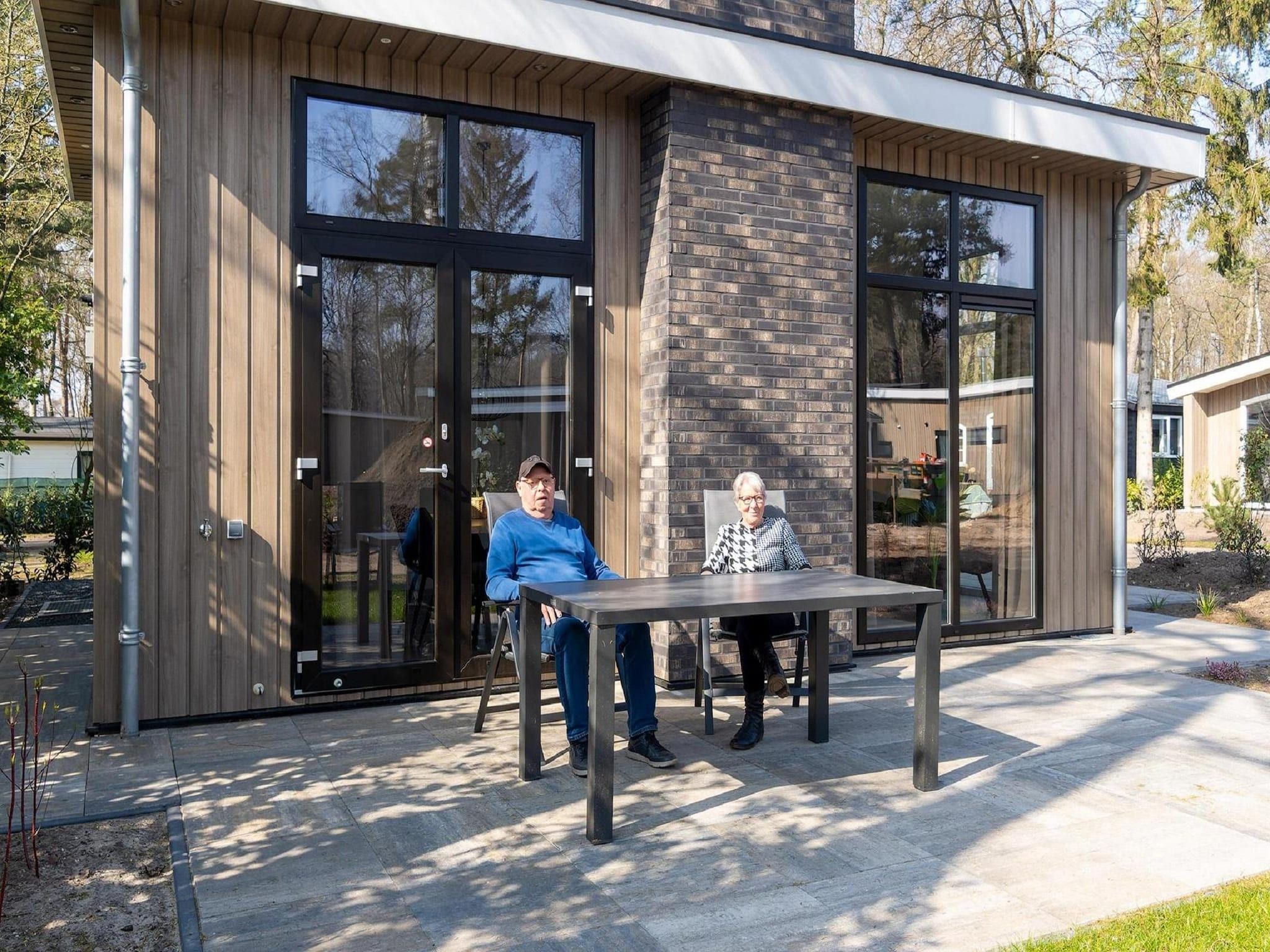 Het terras van Vakantiepark De Rimboe & De Woeste Hoogte 24 in Hoenderloo