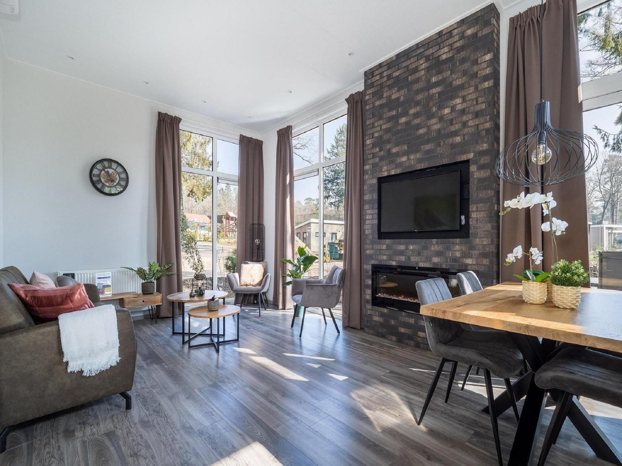 De woonkamer van Vakantiepark De Rimboe & De Woeste Hoogte 24 in Hoenderloo