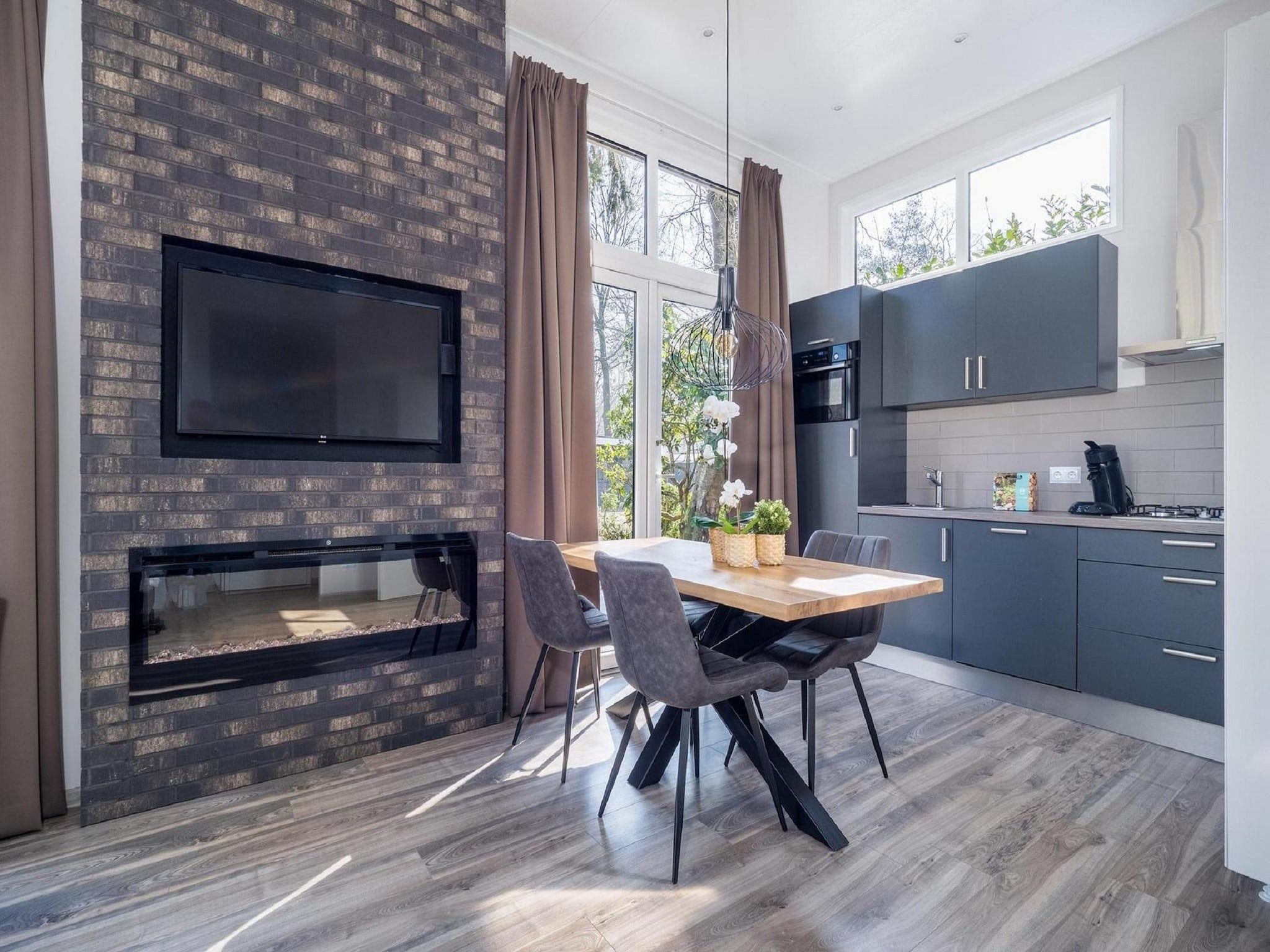 De eetkamer van Vakantiepark De Rimboe & De Woeste Hoogte 24 in Hoenderloo