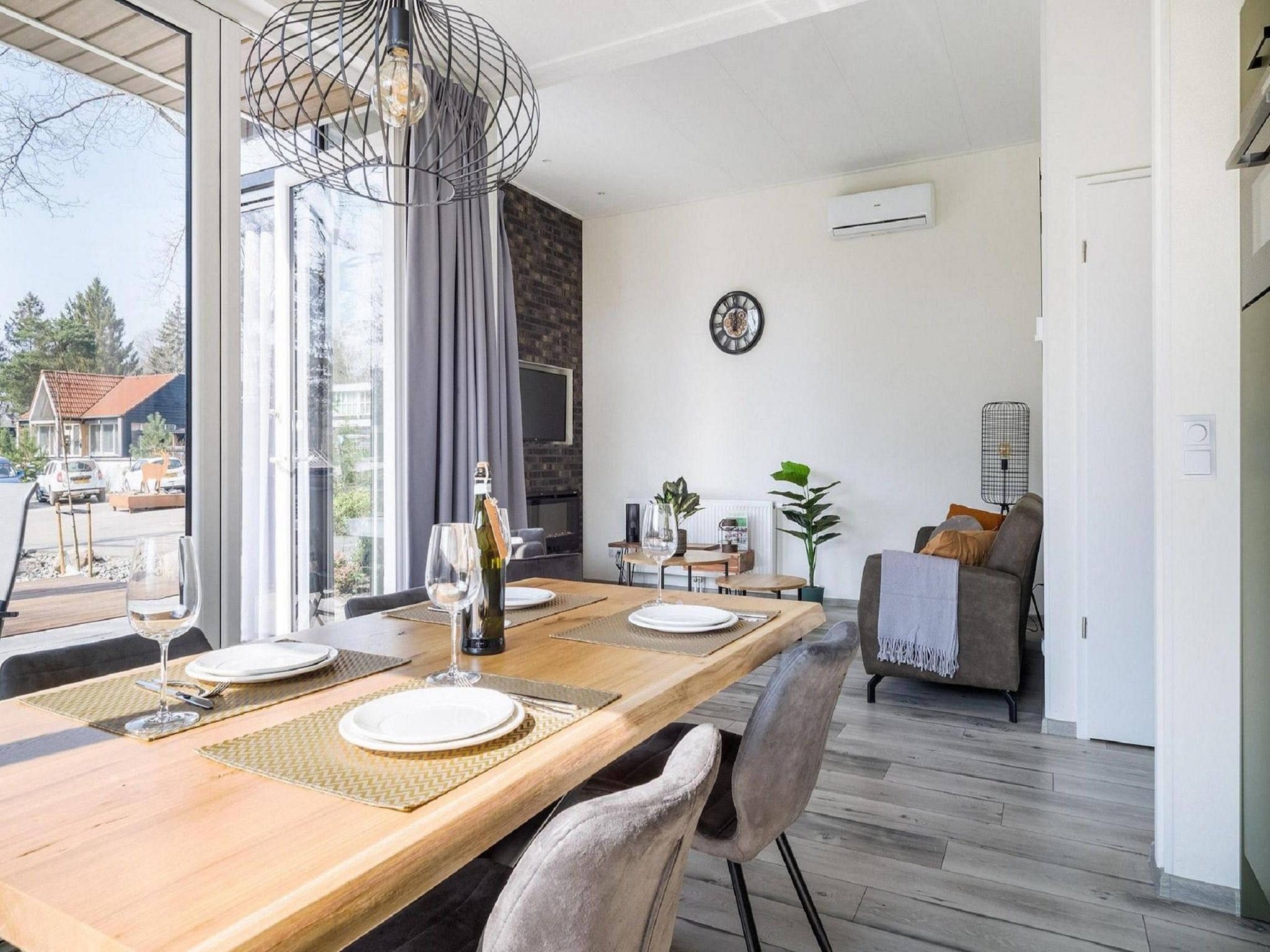 De eetkamer van Vakantiepark De Rimboe & De Woeste Hoogte 24 in Hoenderloo