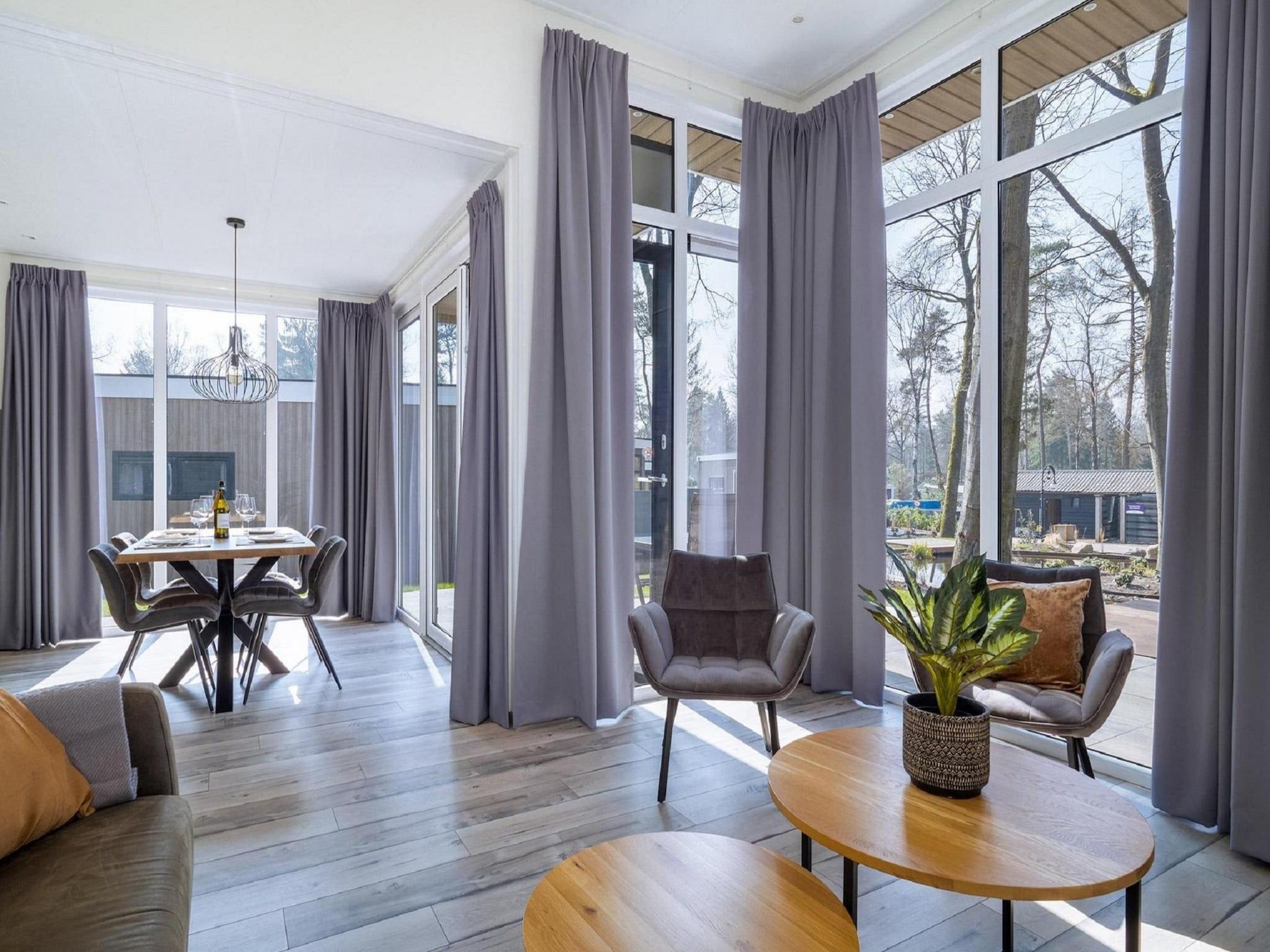 De woonkamer van Vakantiepark De Rimboe & De Woeste Hoogte 24 in Hoenderloo