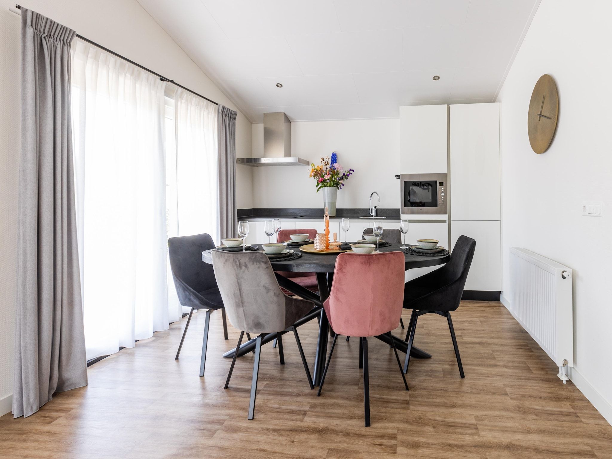 De eetkamer van Vakantiepark Molenvelden 1 in Veldhoven