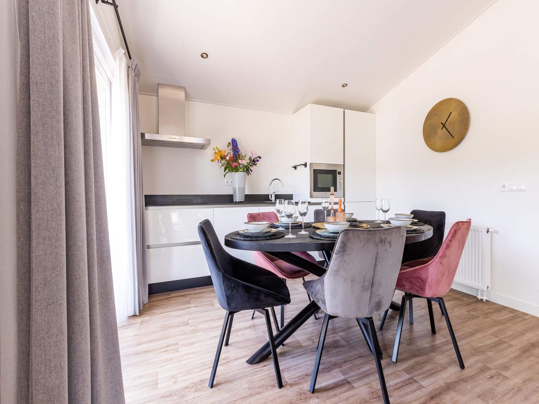 De eetkamer van Vakantiepark Molenvelden 1 in Veldhoven