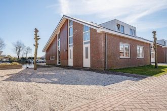 Woonboot in Waterpark met Privésteiger in Uitgeest