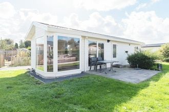 Chalet met tuin in Zaanse stijl in West-Graftdijk