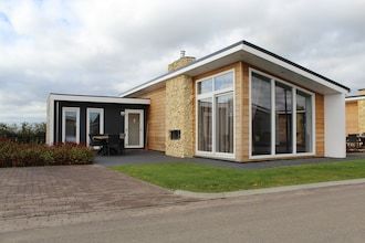 Chalet in Bemelen met Buitenhaard in Bemelen