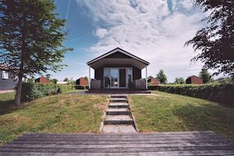 Glamping met veranda over het water in Bant