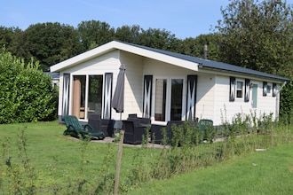 Chalet in Nederland met Zwembad & Speeltuin in Udenhout