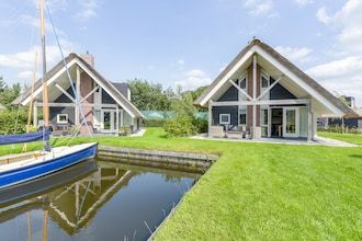 Villa aan het Meer Nabij Sneekermeer in Terkaple