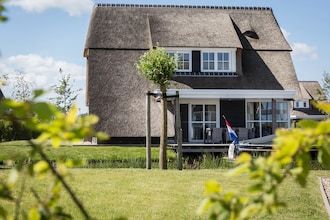 Villa aan het meer met terras in Delfstrahuizen