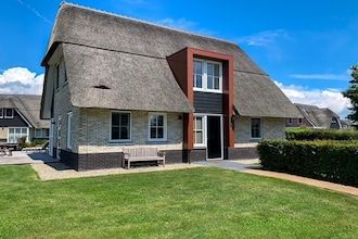 Stijlvolle villa aan het water in Delfstrahuizen