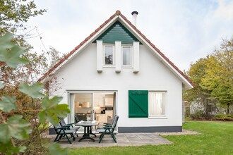 Gerestyld huis met open haard, omgeven door groen in Hoogersmilde