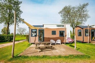Tiny Beach House bij het strand in Maurik