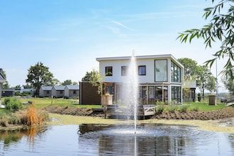 Gezellig Nederlands chalet met terras in West-Graftdijk